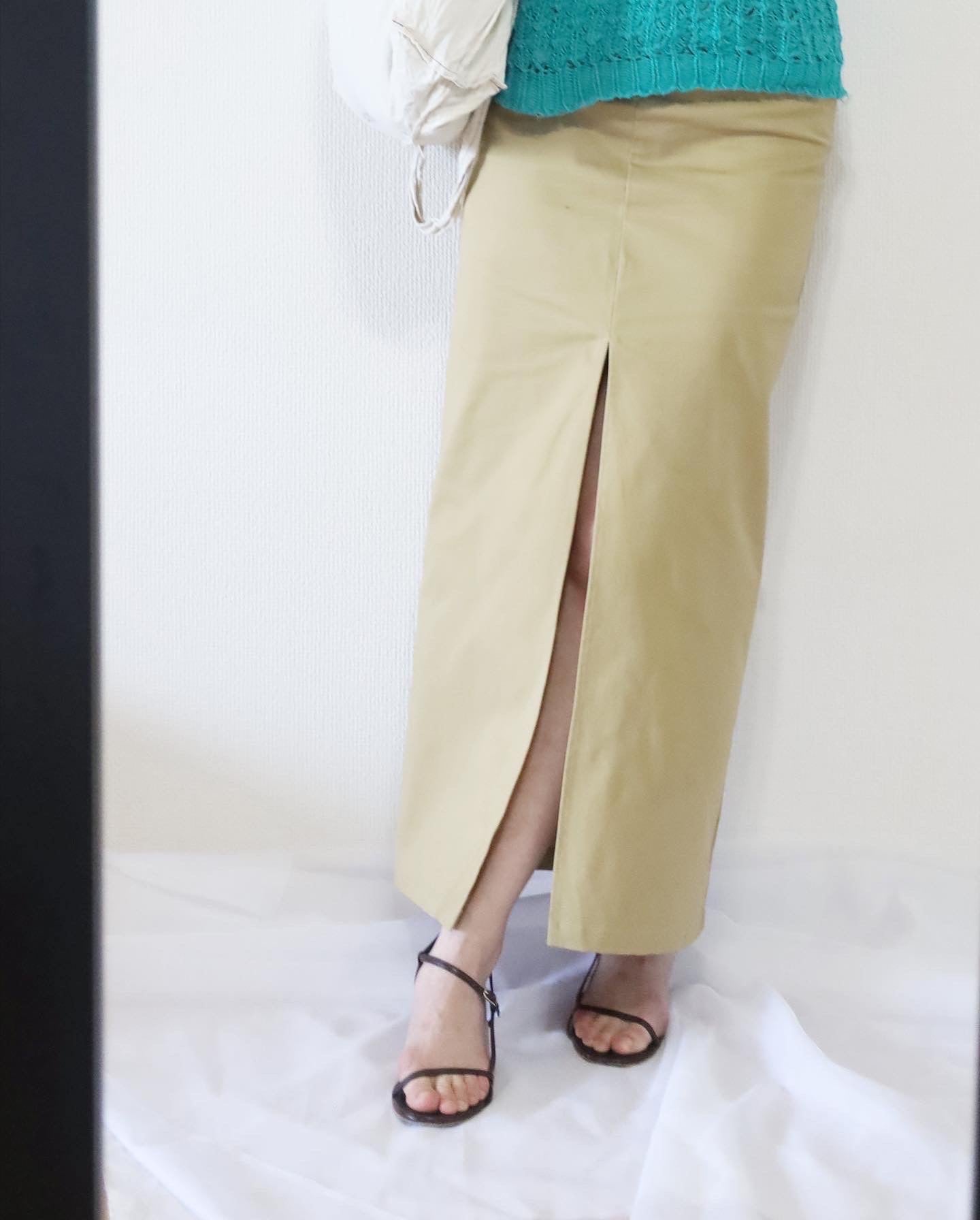 HOWIE SIDE SLIT SKIRT(Beige)