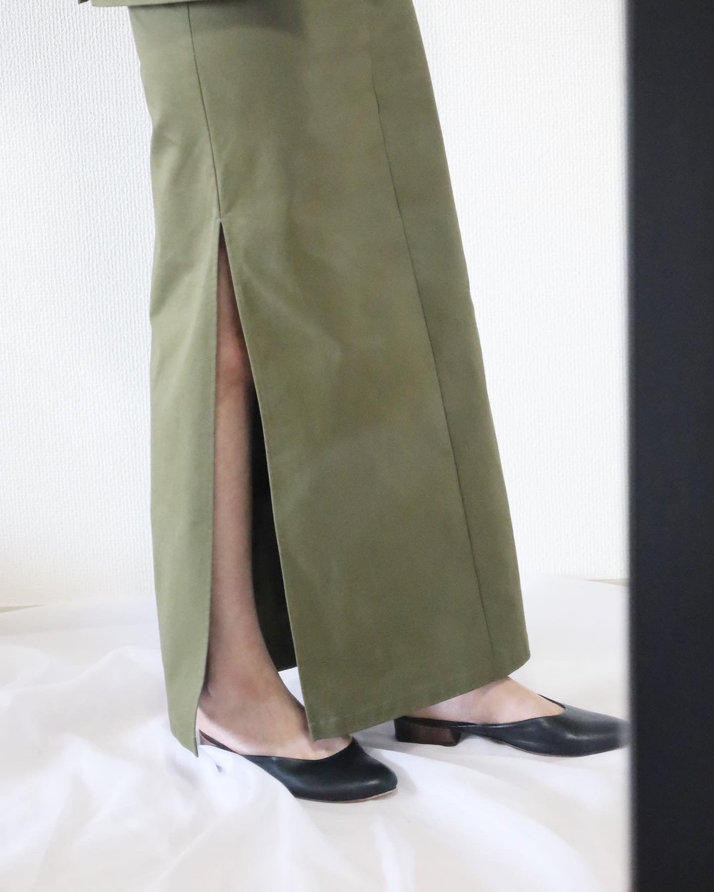 HOWIE SIDE SLIT SKIRT(Khaki)