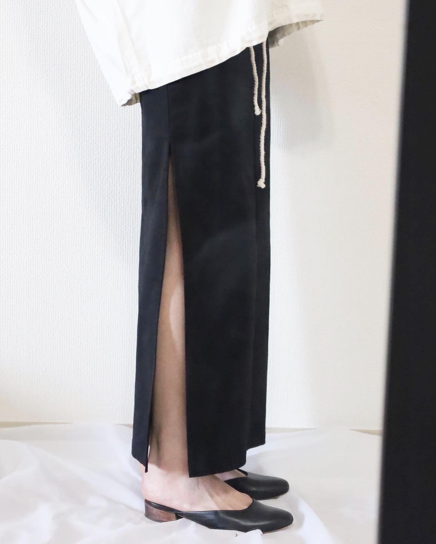 HOWIE SIDE SLIT SKIRT(Black)