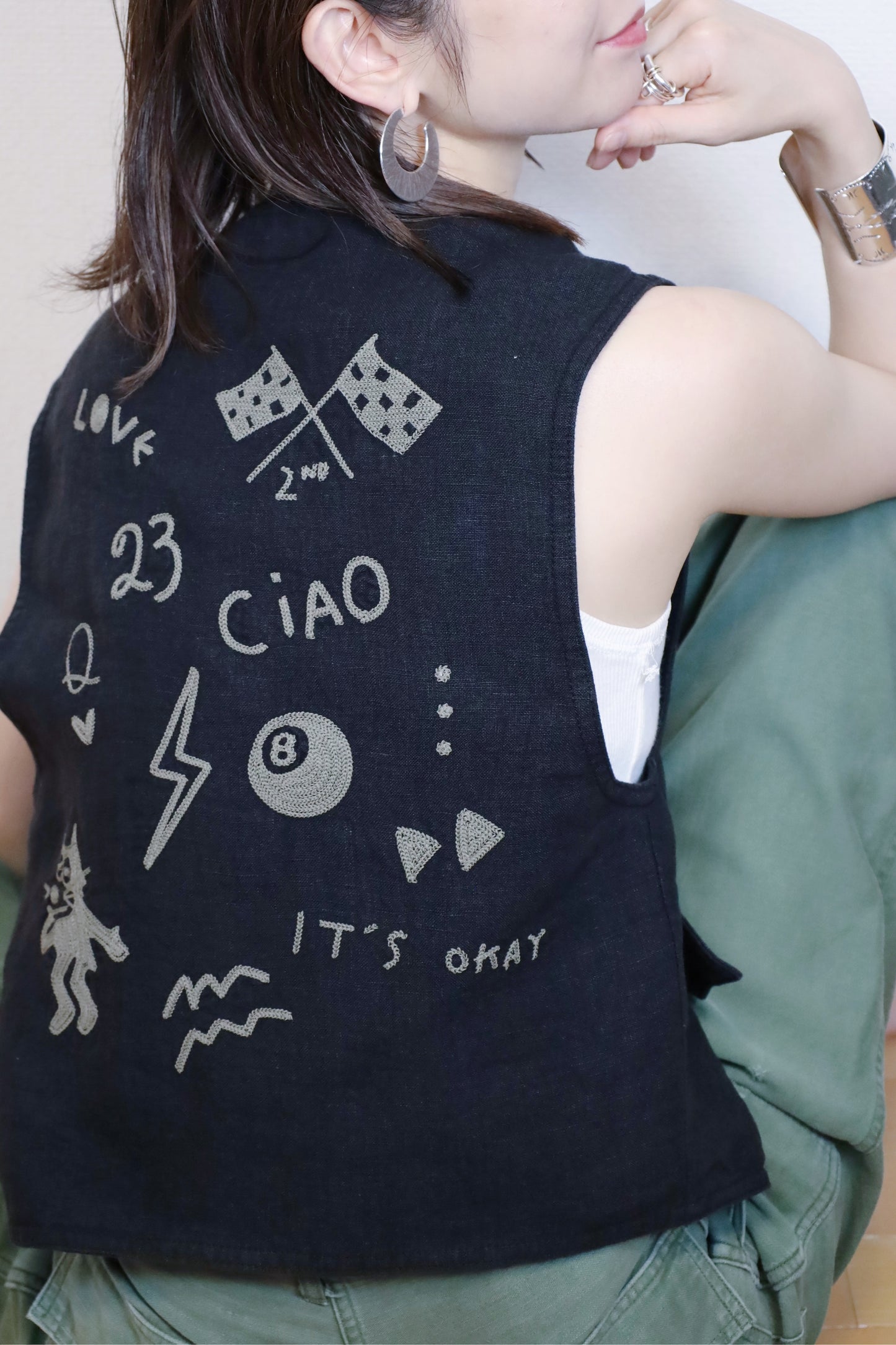 HOWIE embroidery linen vest (black)