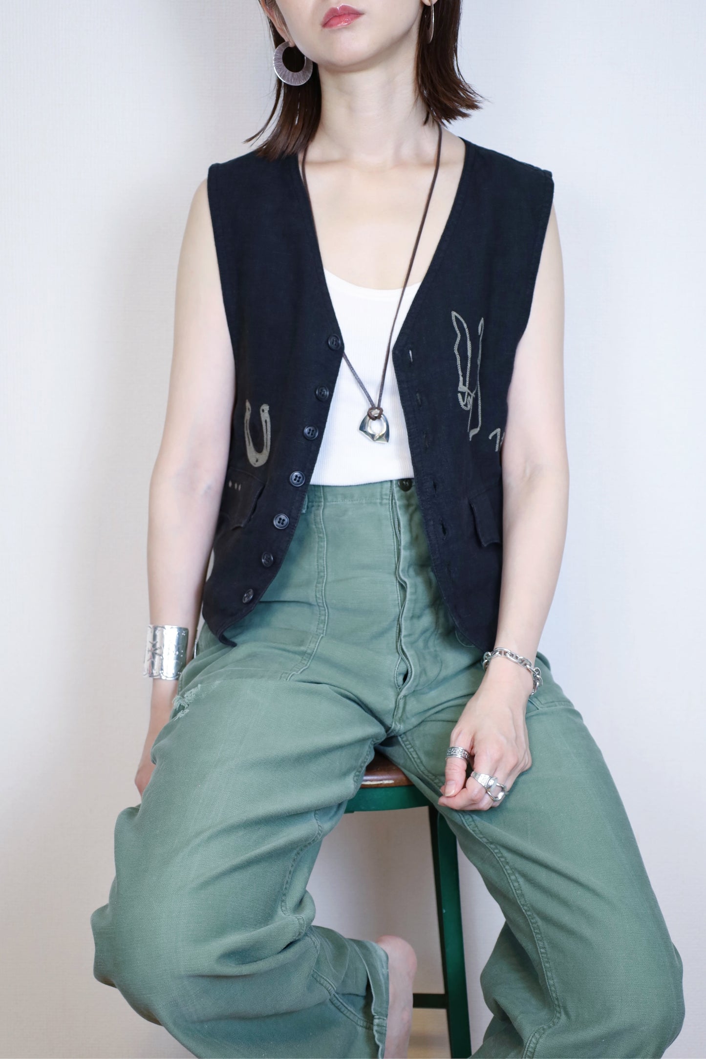 HOWIE embroidery linen vest (black)