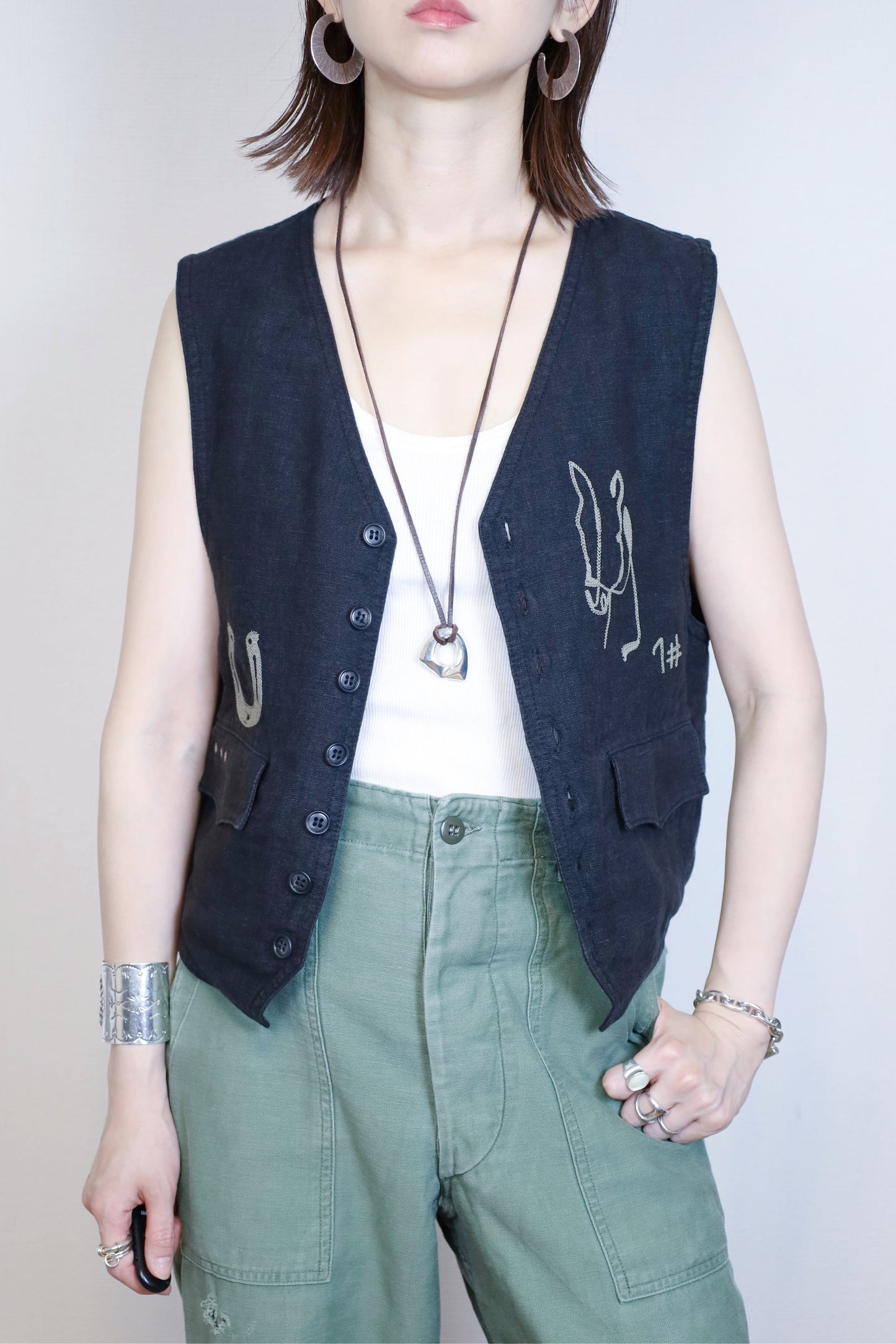 HOWIE embroidery linen vest (black)