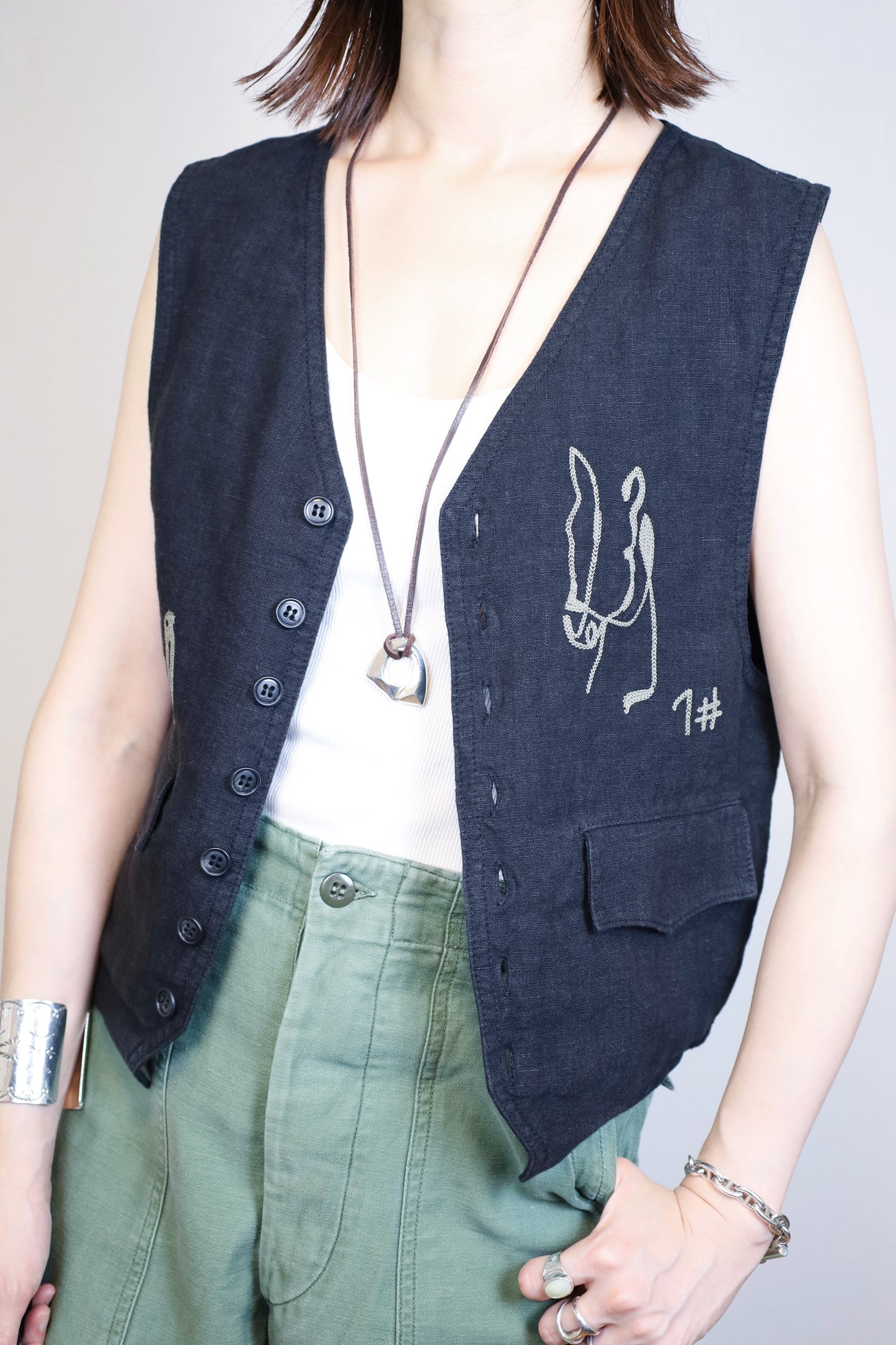 HOWIE embroidery linen vest (black)