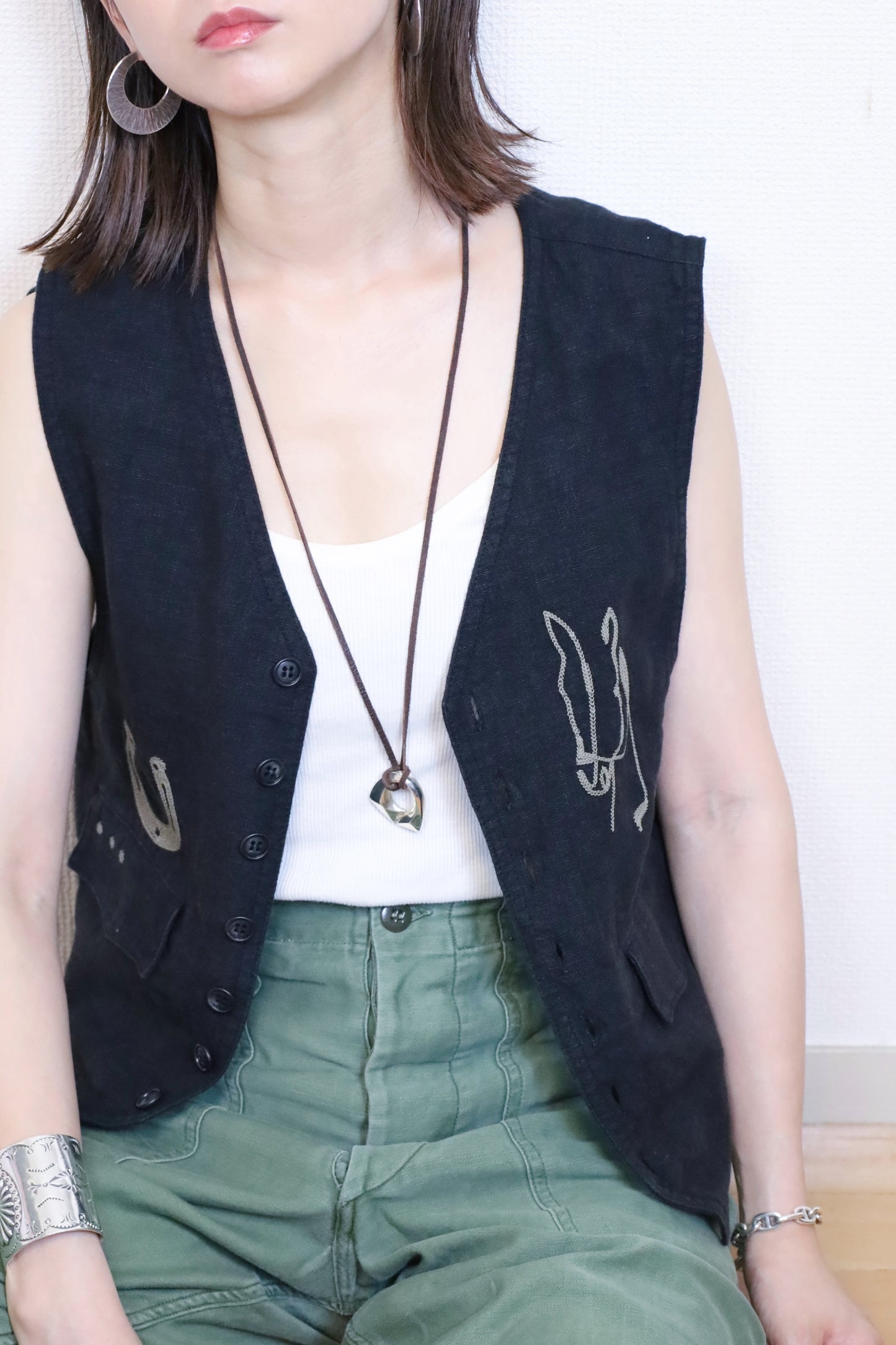 HOWIE embroidery linen vest (black)