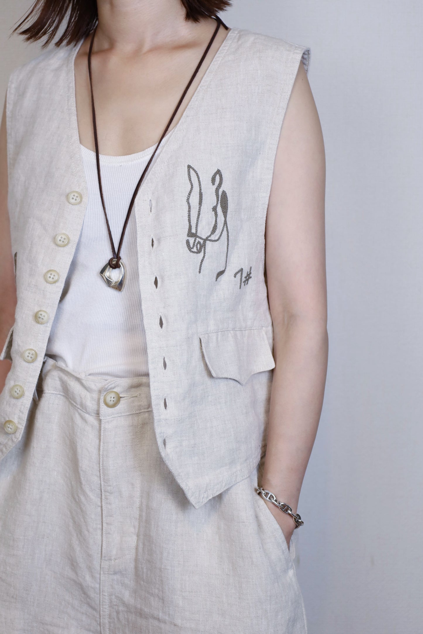 HOWIE embroidery linen vest (beige)