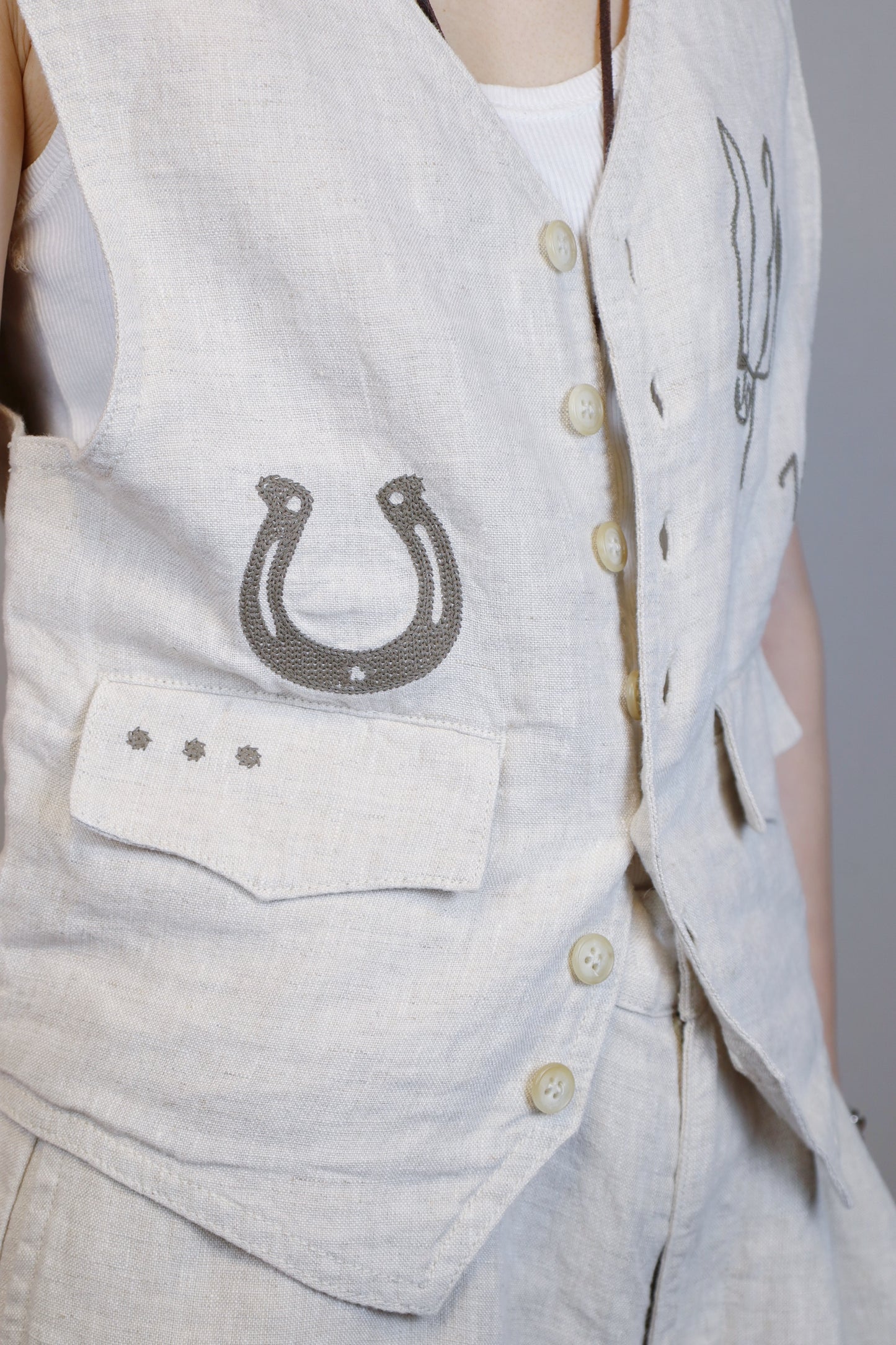 HOWIE embroidery linen vest (beige)