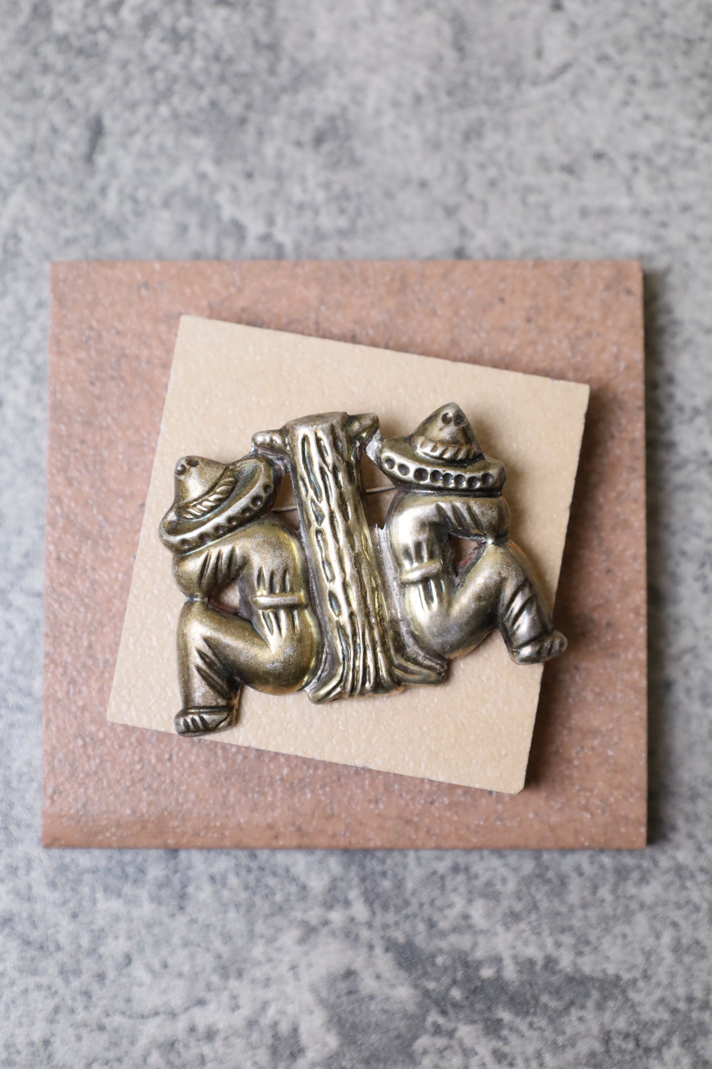107 / SILVER BROOCH