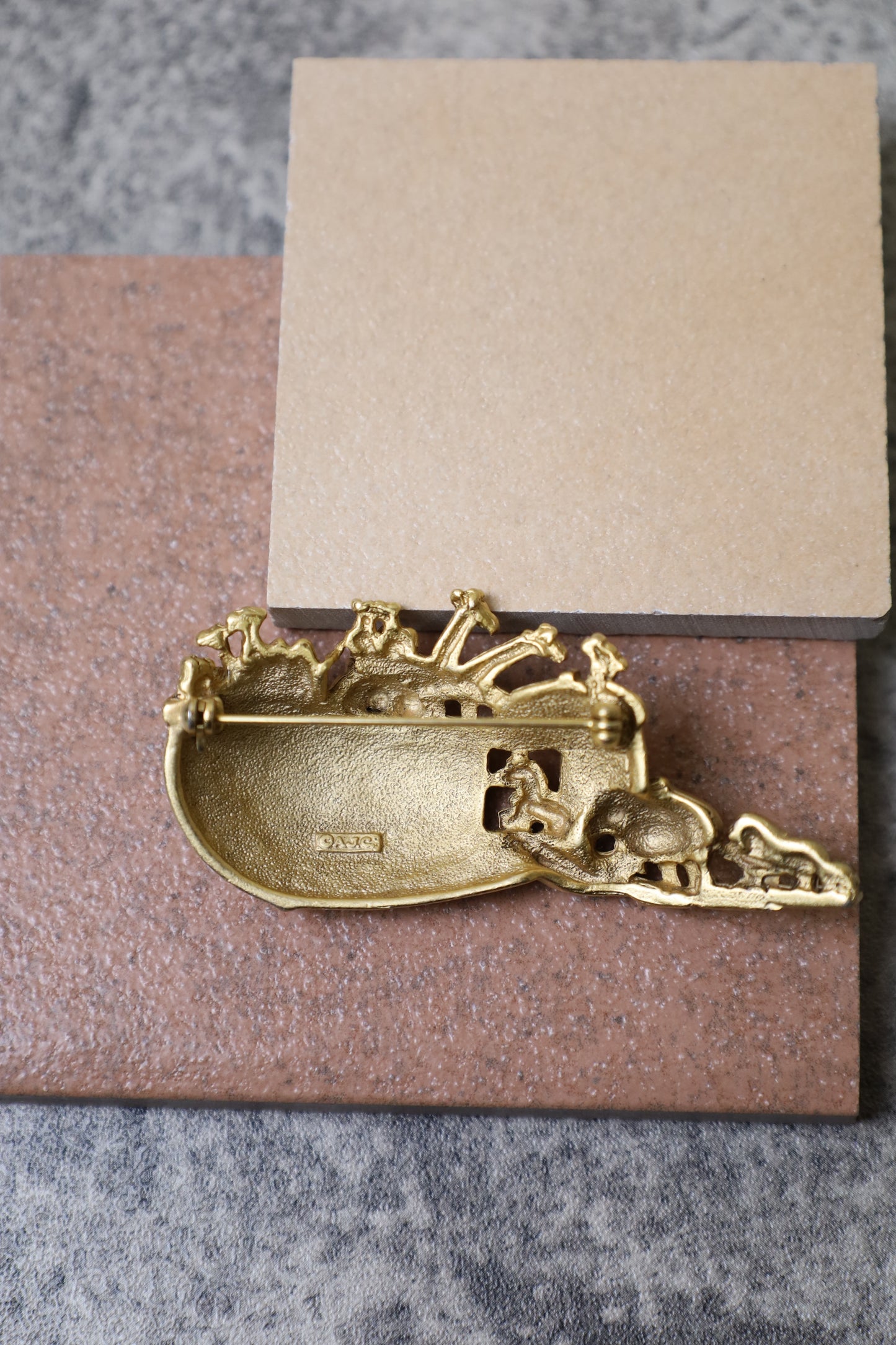 325 / Noah's Ark brooch