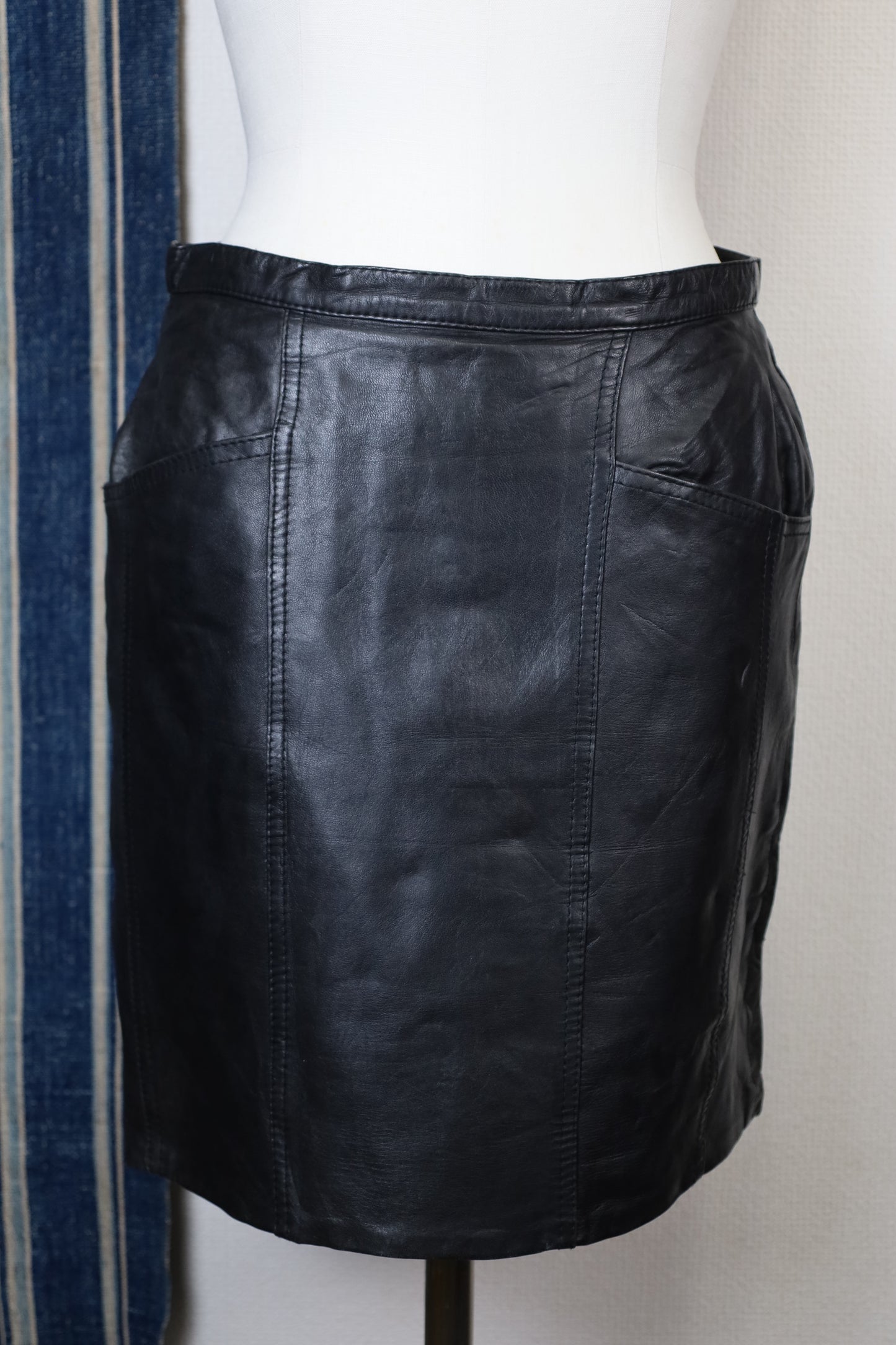 B179 / 1990's FRONT PAGE Geniune leather skirt