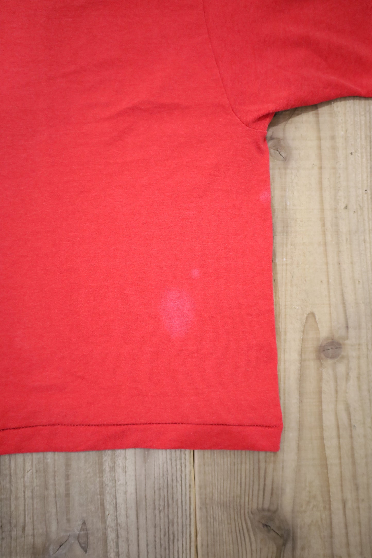 B539 / 1990's FRUITS OF THE LOOM LOVE GROWS HERE TEE