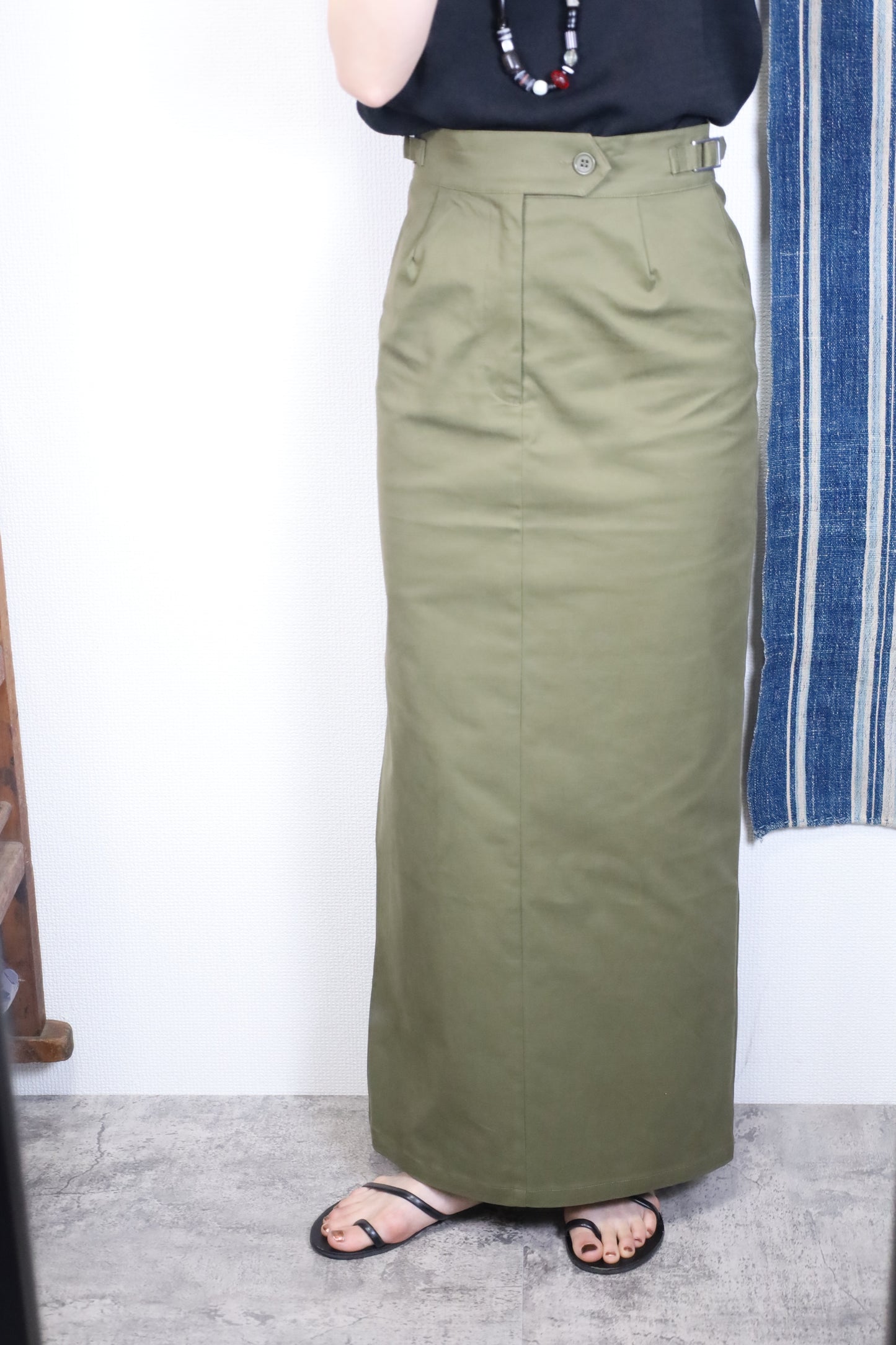 HOWIE SIDE SLIT SKIRT(Khaki)