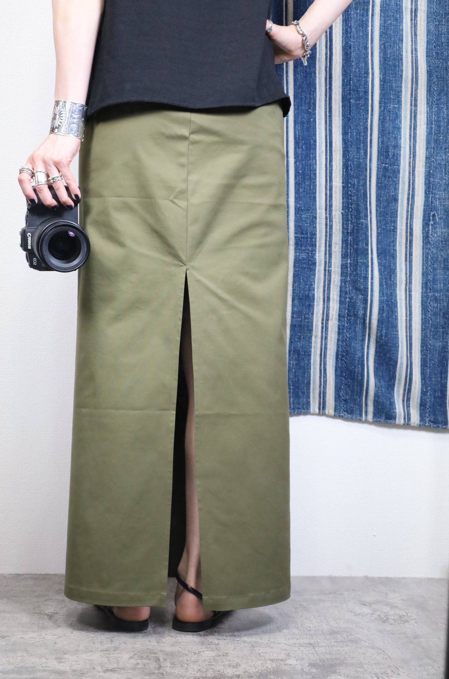 HOWIE SIDE SLIT SKIRT(Khaki)