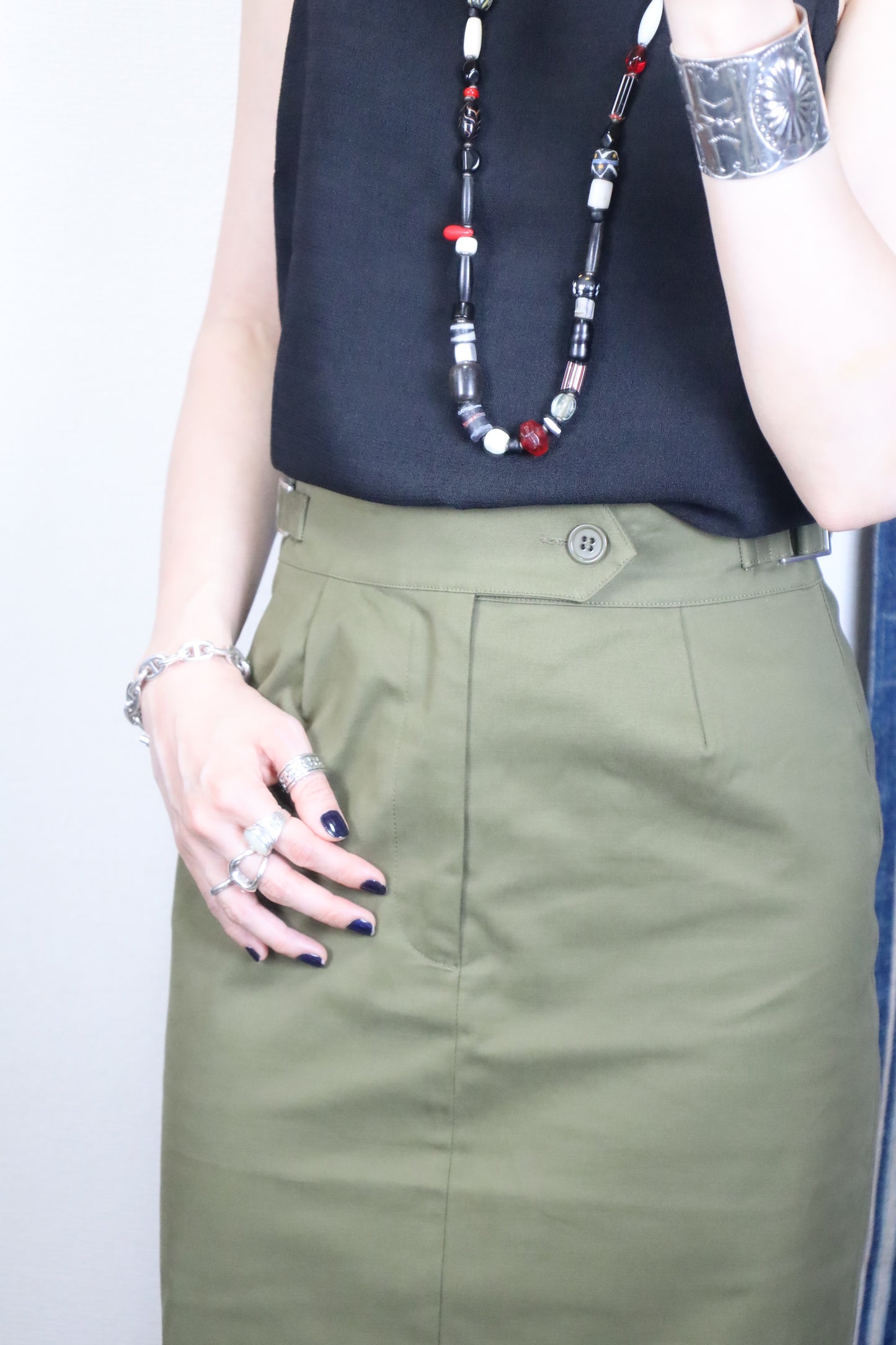 HOWIE SIDE SLIT SKIRT(Khaki)