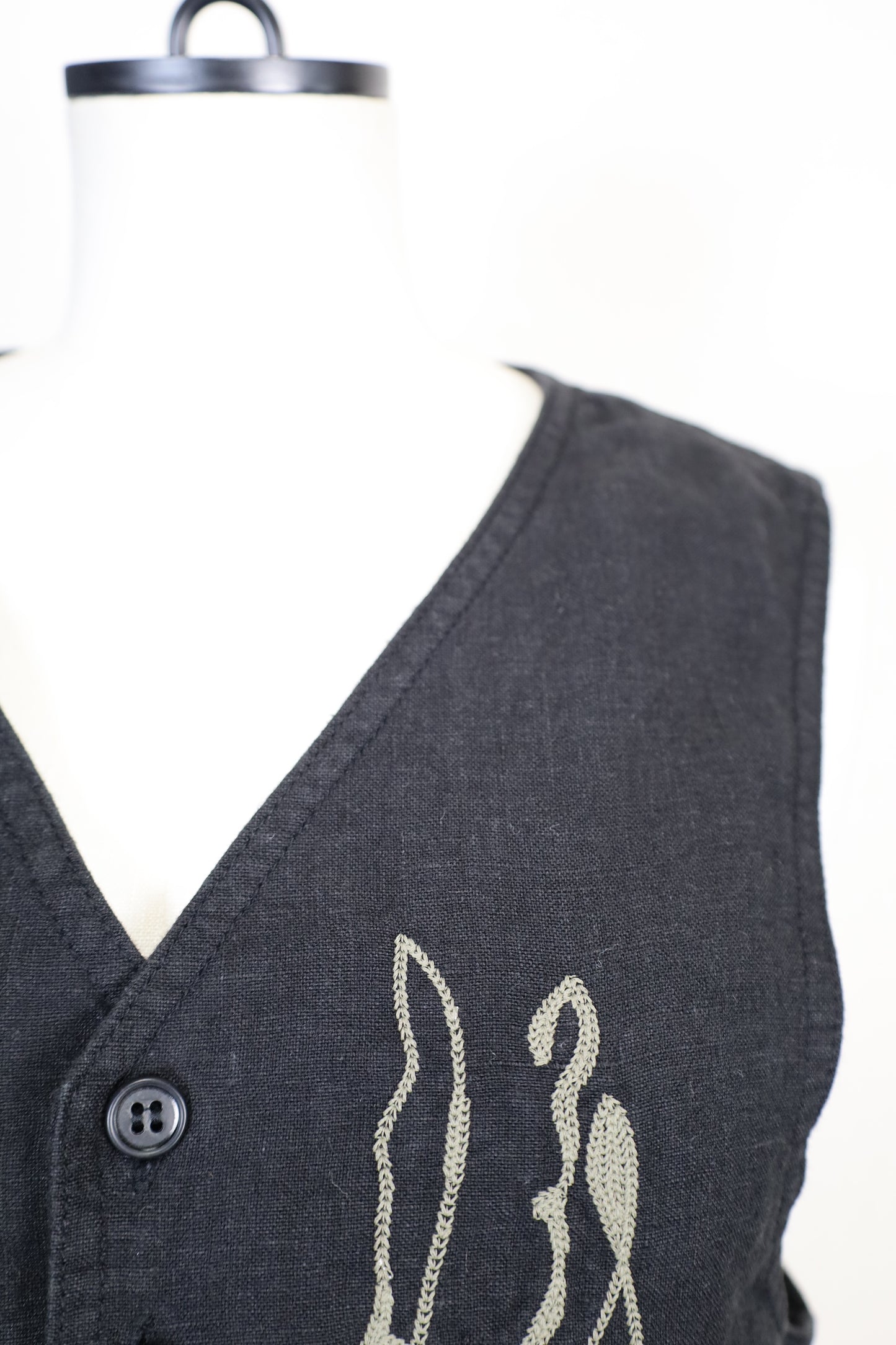 HOWIE embroidery linen vest (black)