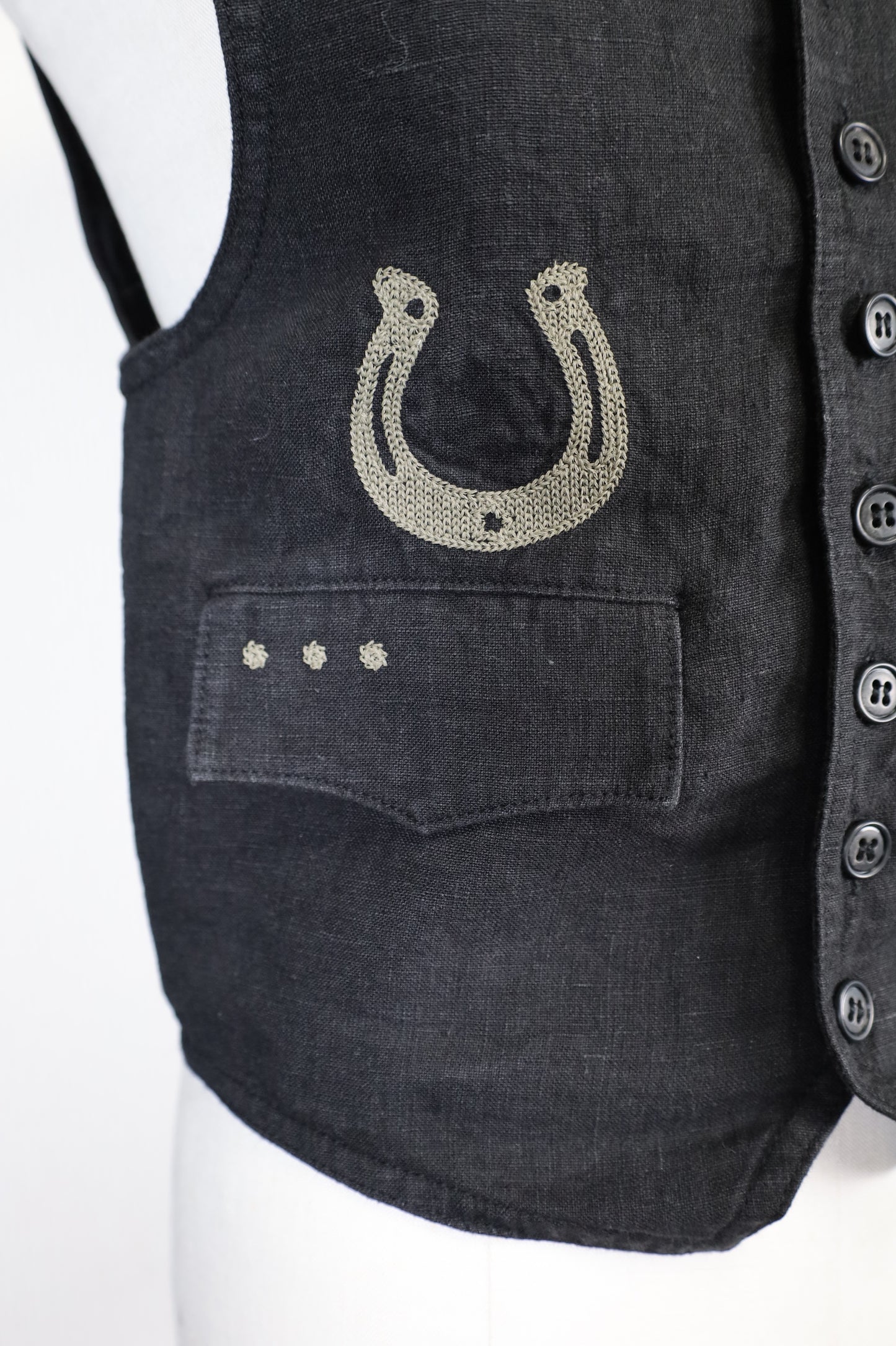 HOWIE embroidery linen vest (black)