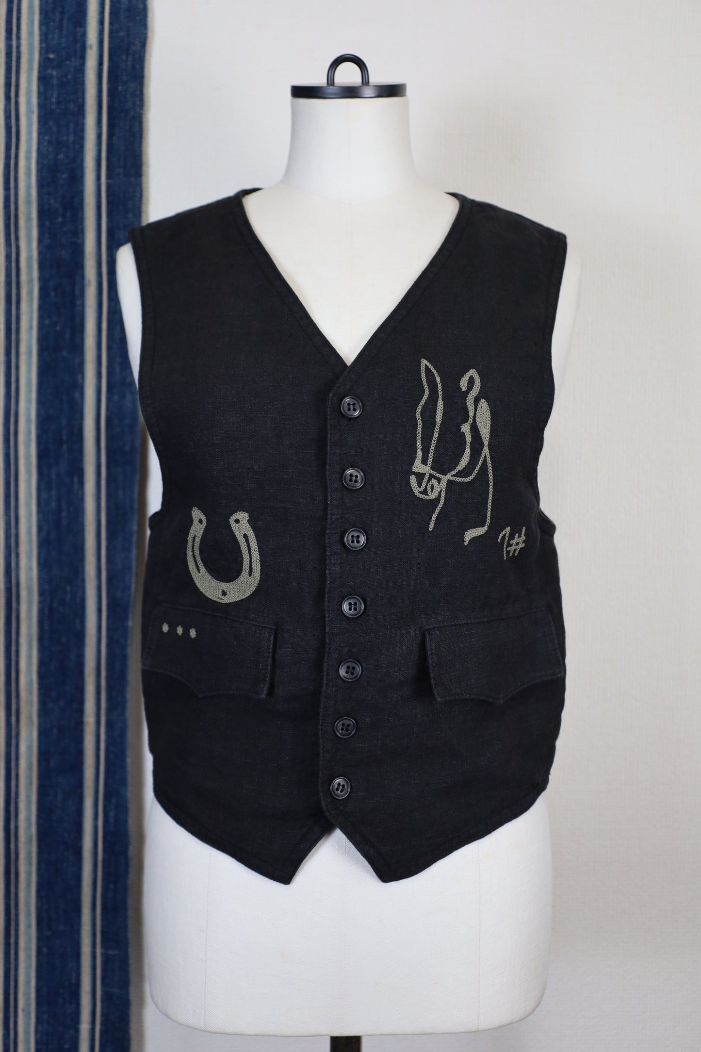 HOWIE embroidery linen vest (black)