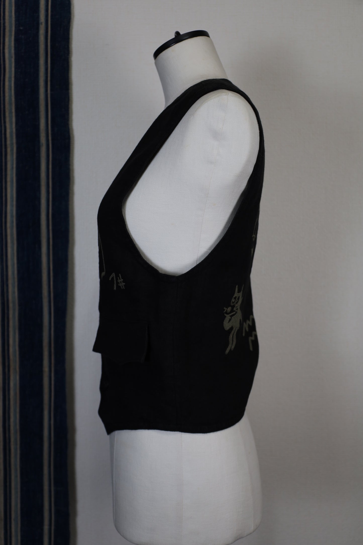 HOWIE embroidery linen vest (black)