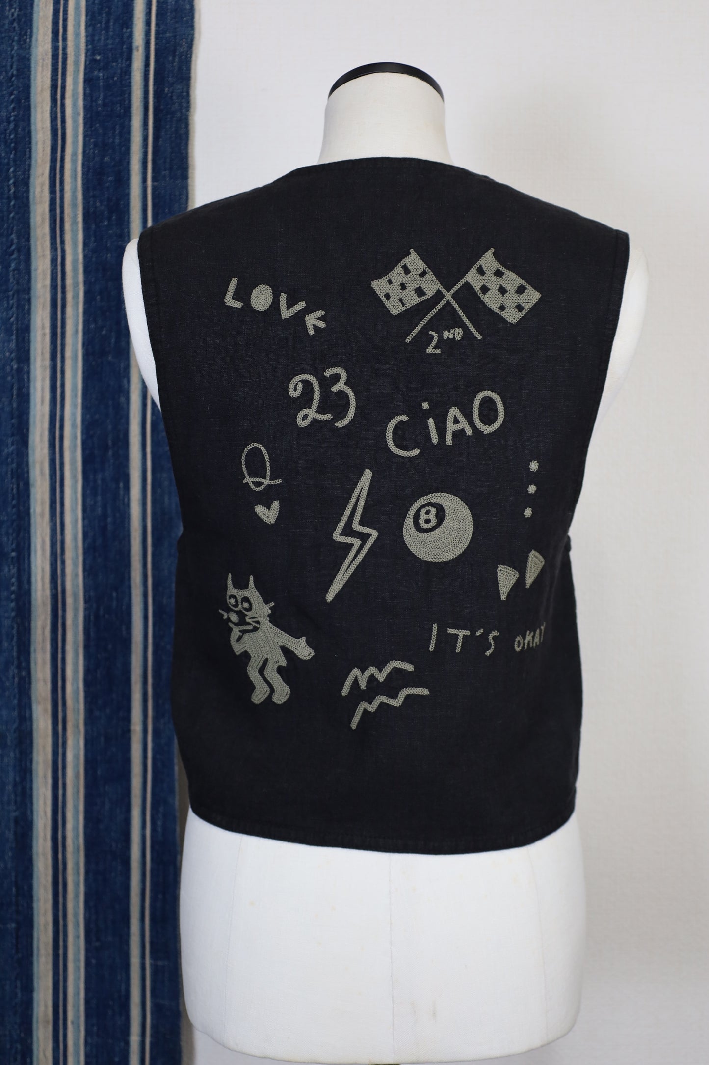HOWIE embroidery linen vest (black)