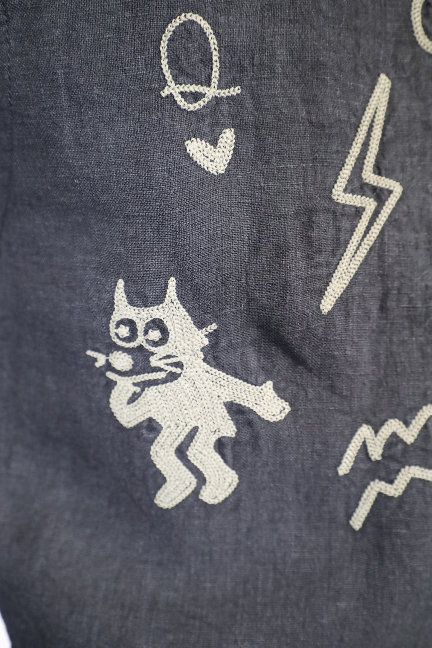 HOWIE embroidery linen vest (black)