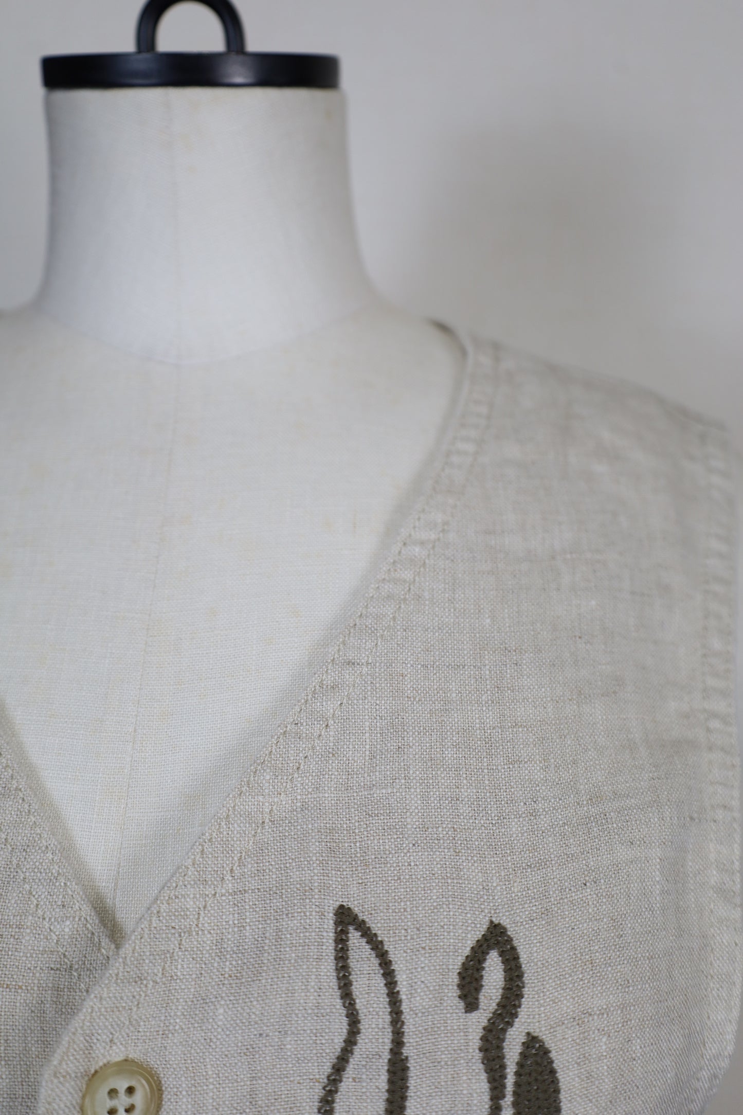 HOWIE embroidery linen vest (beige)