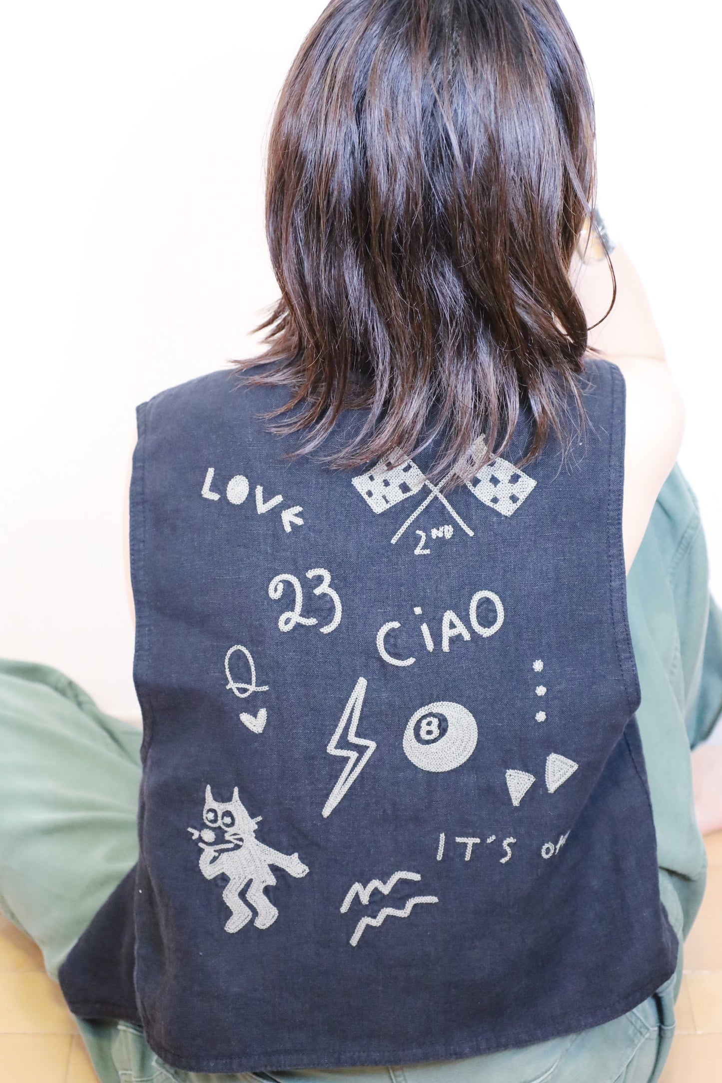 HOWIE embroidery linen vest (black)