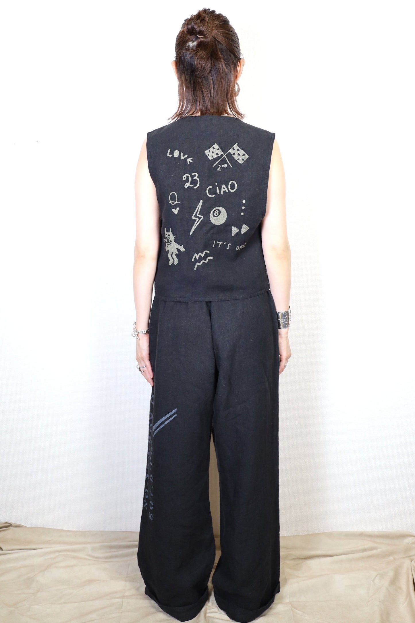 HOWIE embroidery linen vest (black)