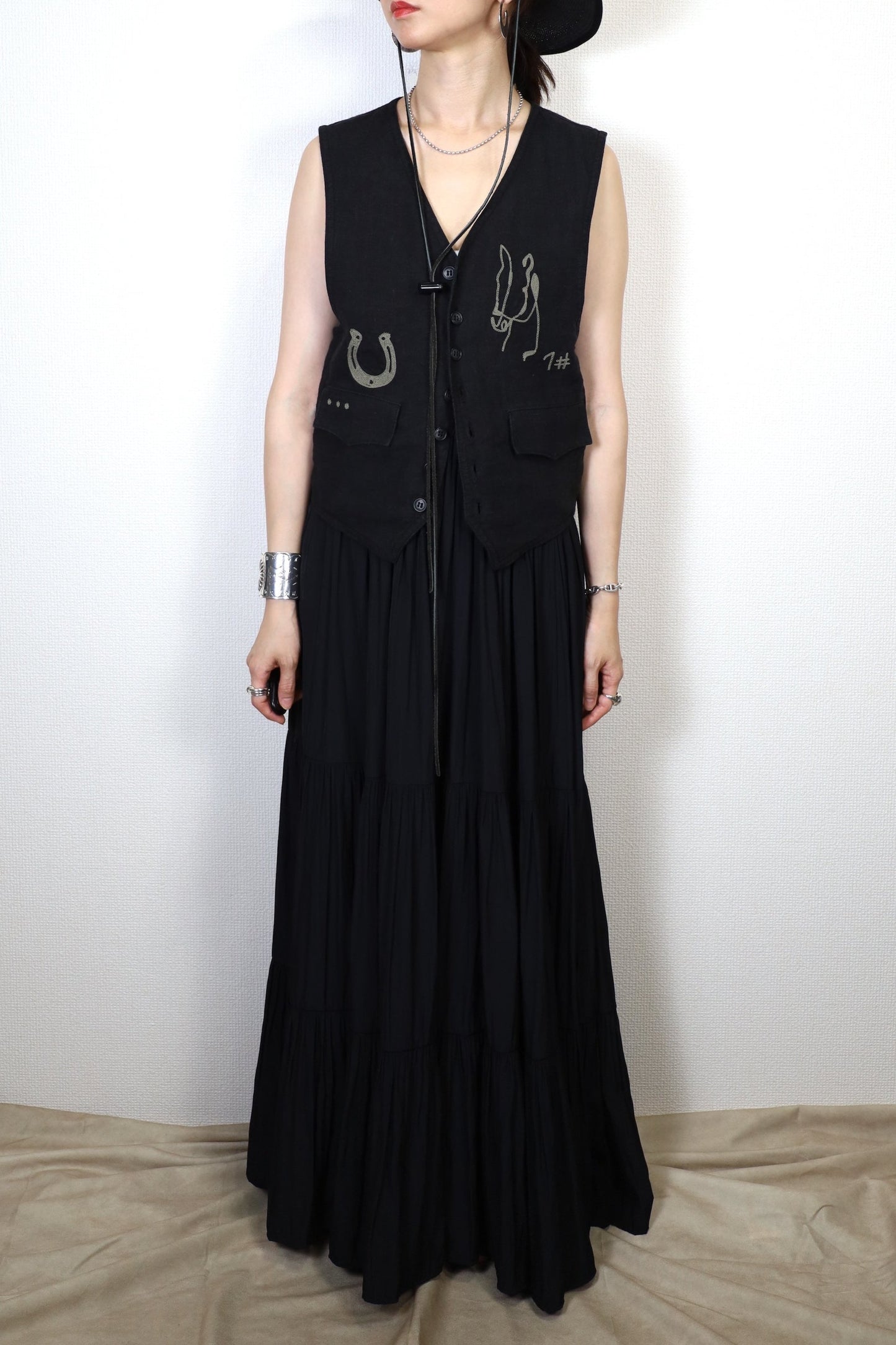 HOWIE embroidery linen vest (black)