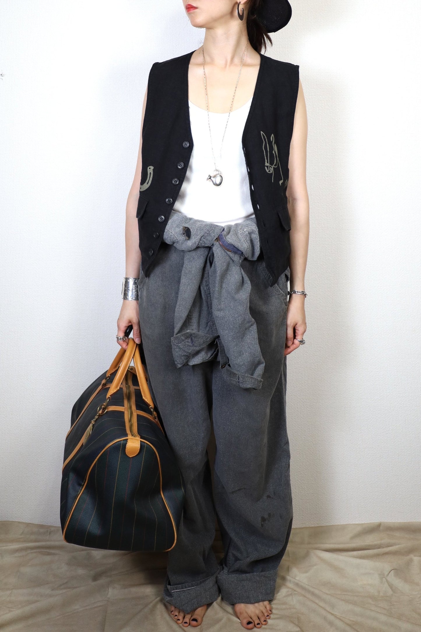 HOWIE embroidery linen vest (black)