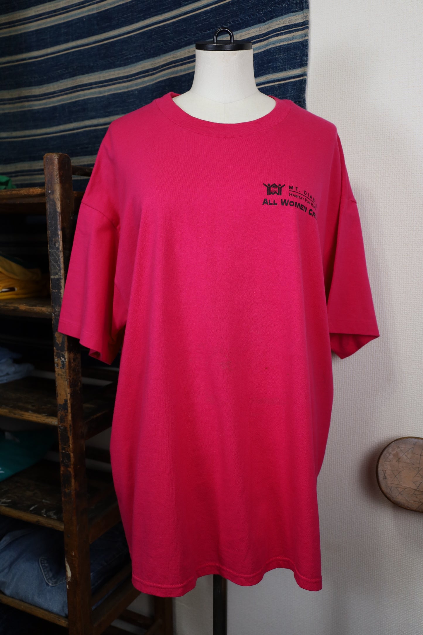 Z617 / early 2000's Hanes WOMAN AT WORK Print T-Shirt