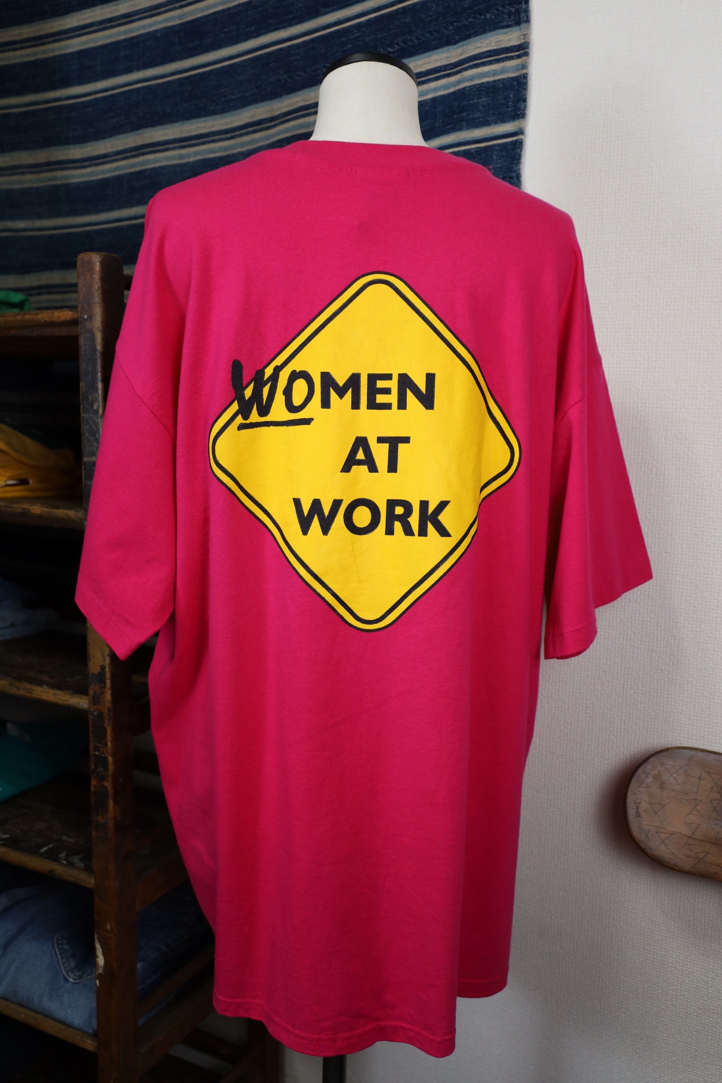 Z617 / early 2000's Hanes WOMAN AT WORK Print T-Shirt