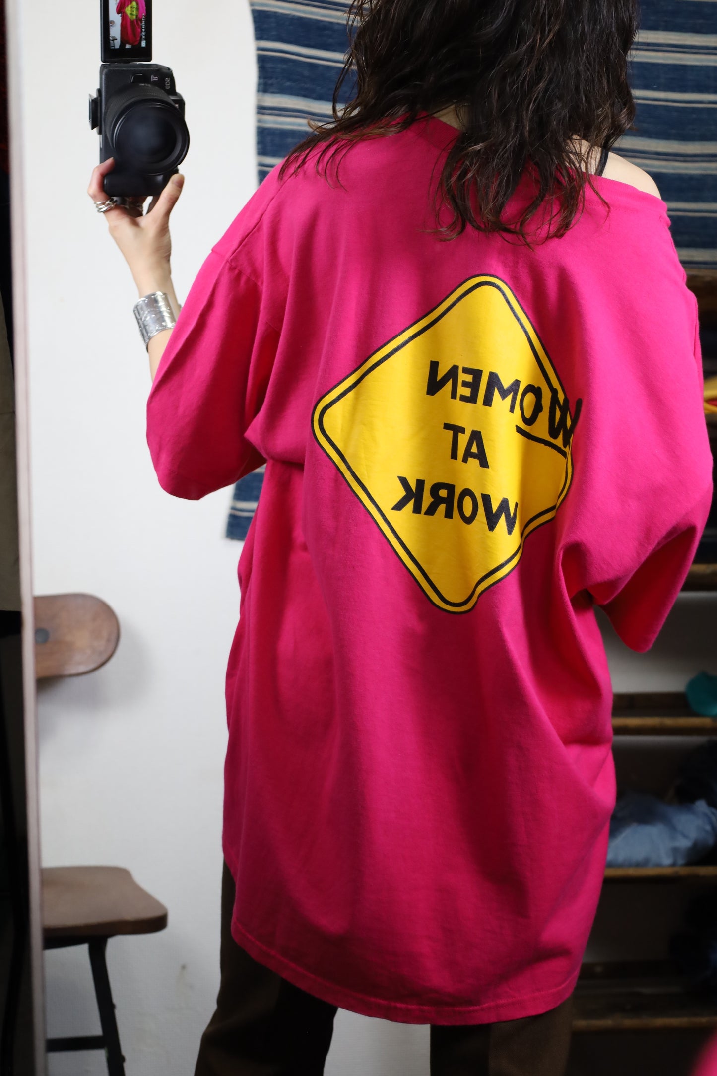 Z617 / early 2000's Hanes WOMAN AT WORK Print T-Shirt