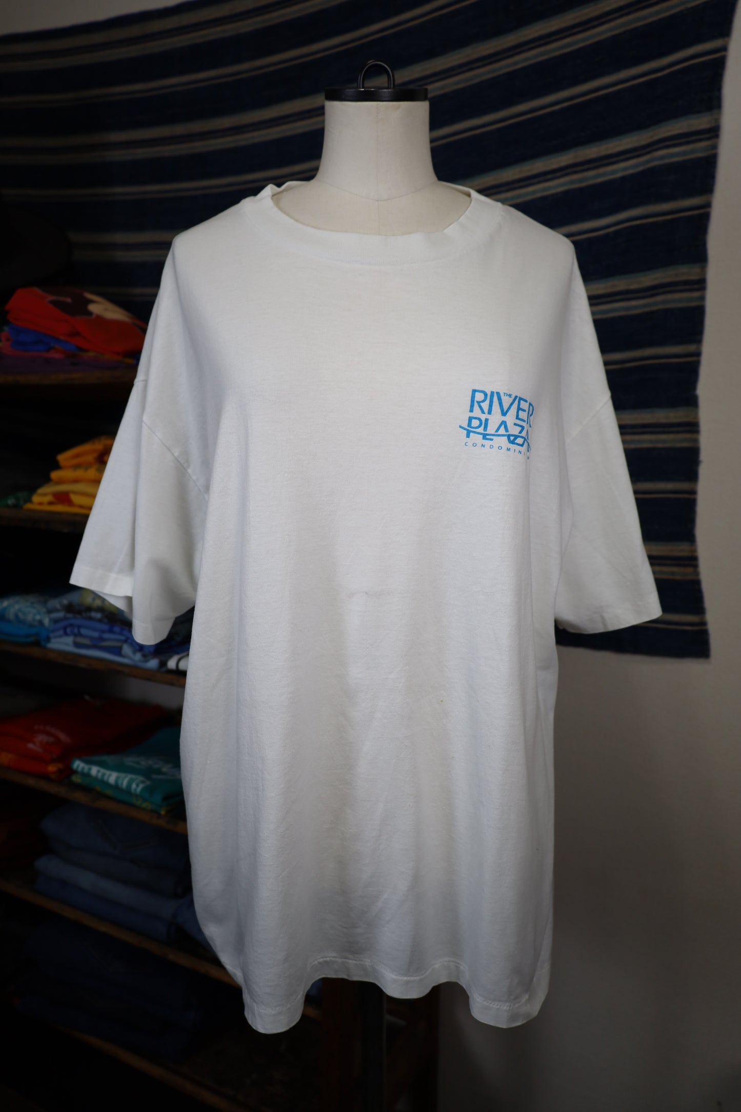 B502 / 1990's Hanes the river plaza tee
