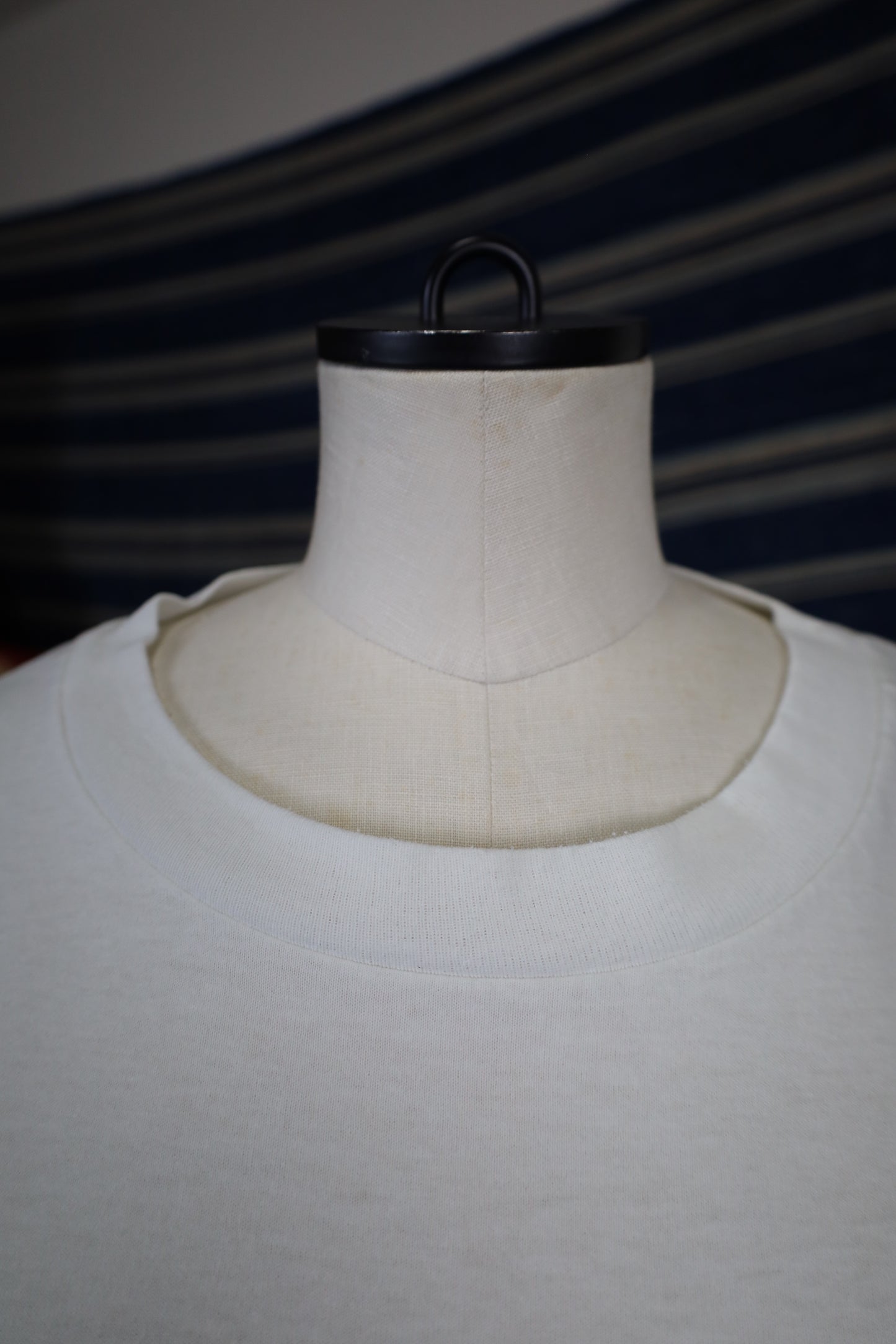 B502 / 1990's Hanes the river plaza tee