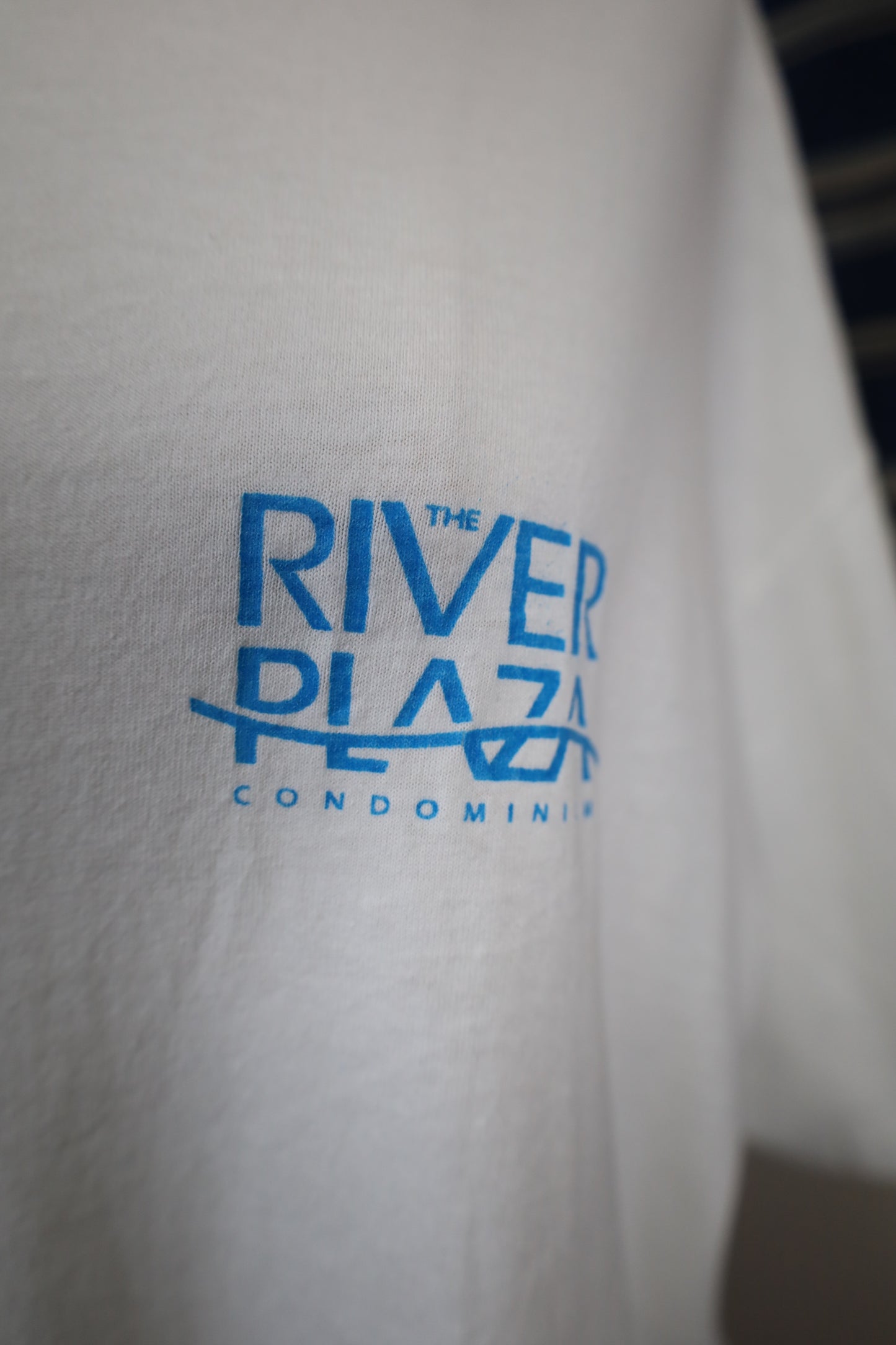 B502 / 1990's Hanes the river plaza tee