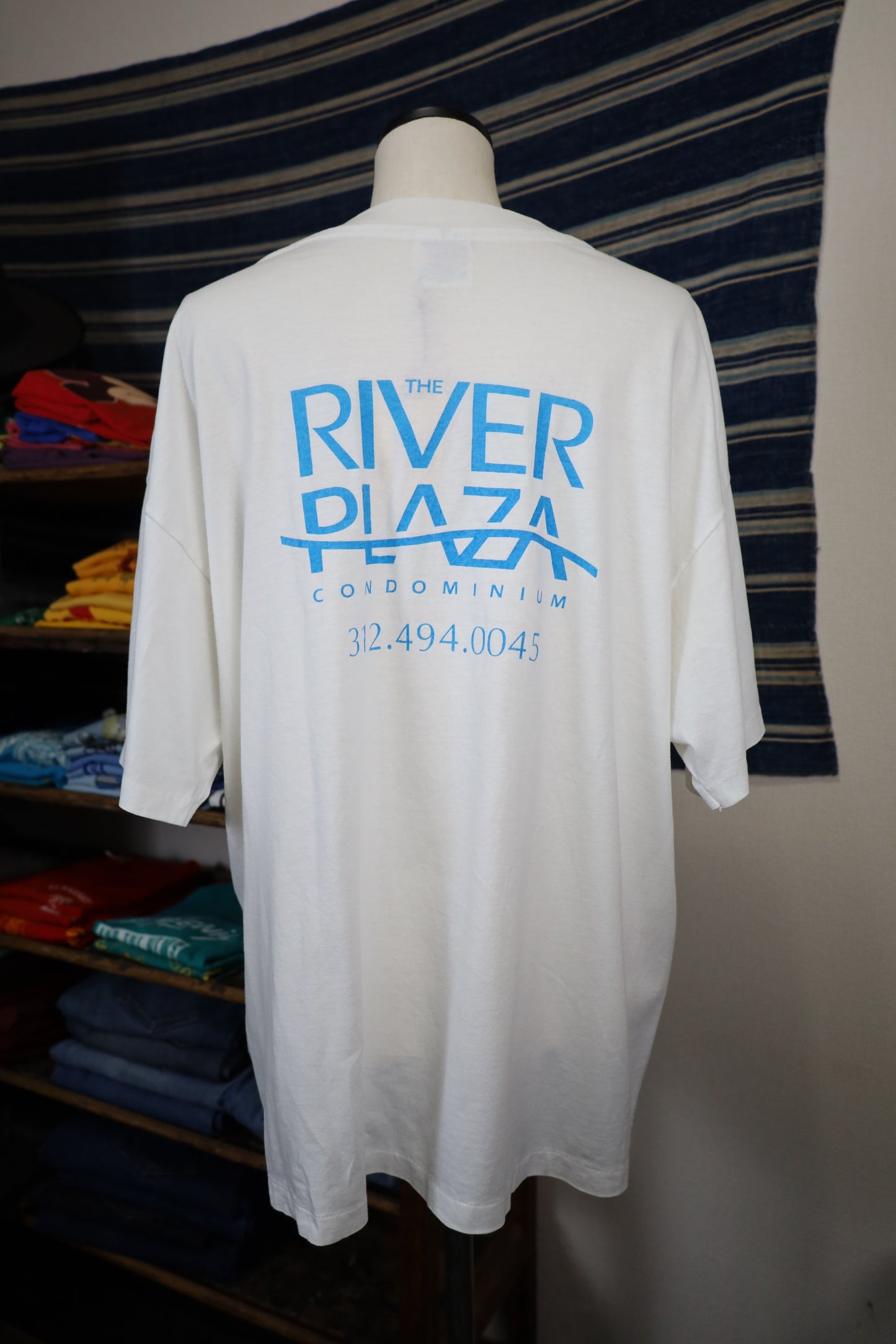 B502 / 1990's Hanes the river plaza tee
