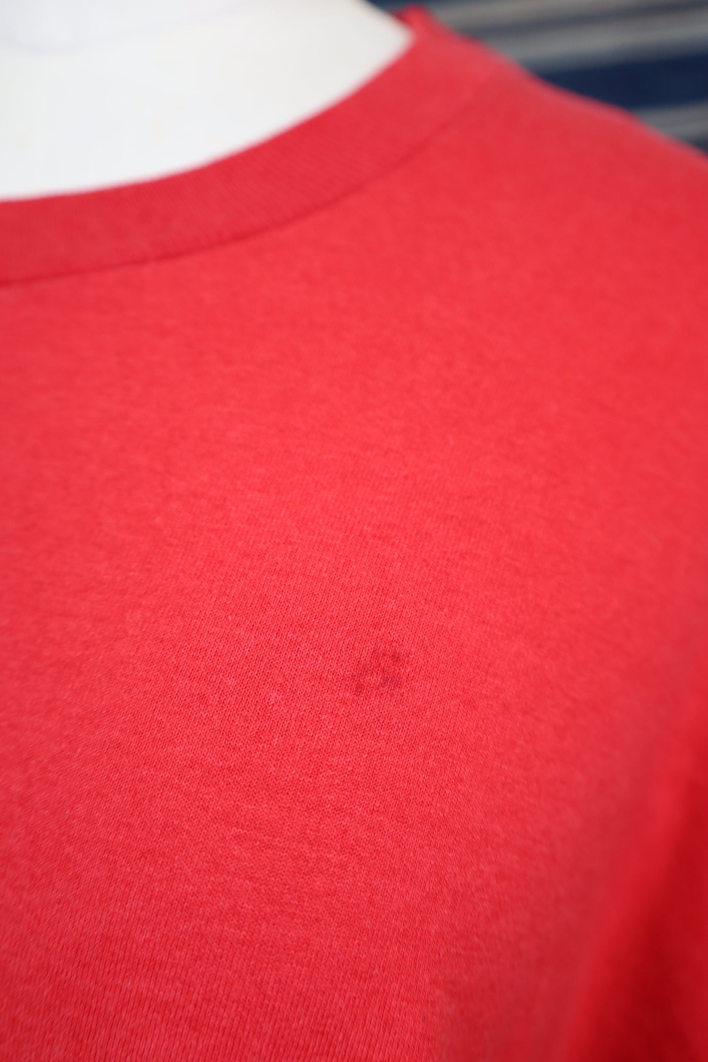 B539 / 1990's FRUITS OF THE LOOM LOVE GROWS HERE TEE