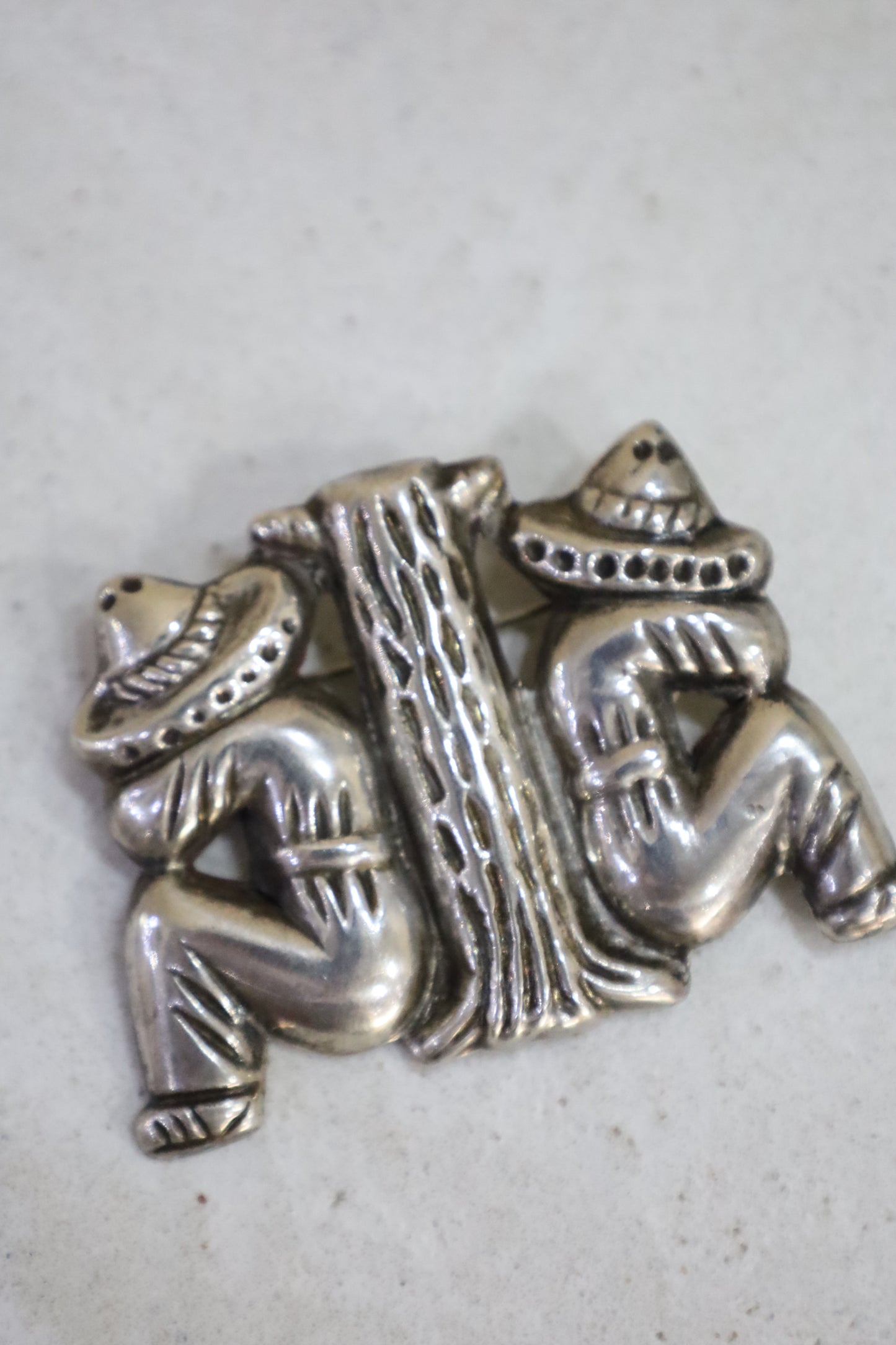 107 / SILVER BROOCH