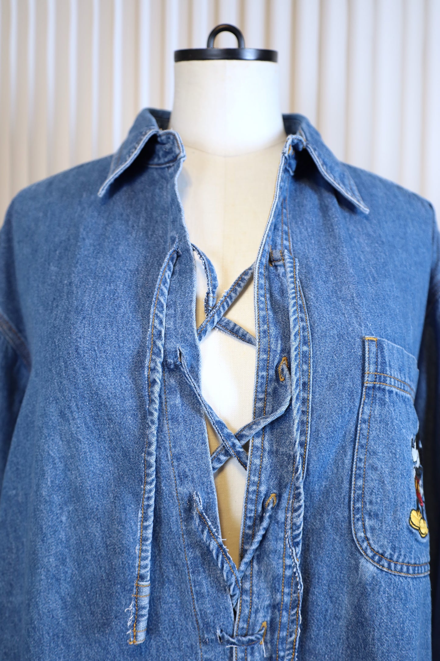 Z912 / 1990's THE Disney store remake lace up denim shirt