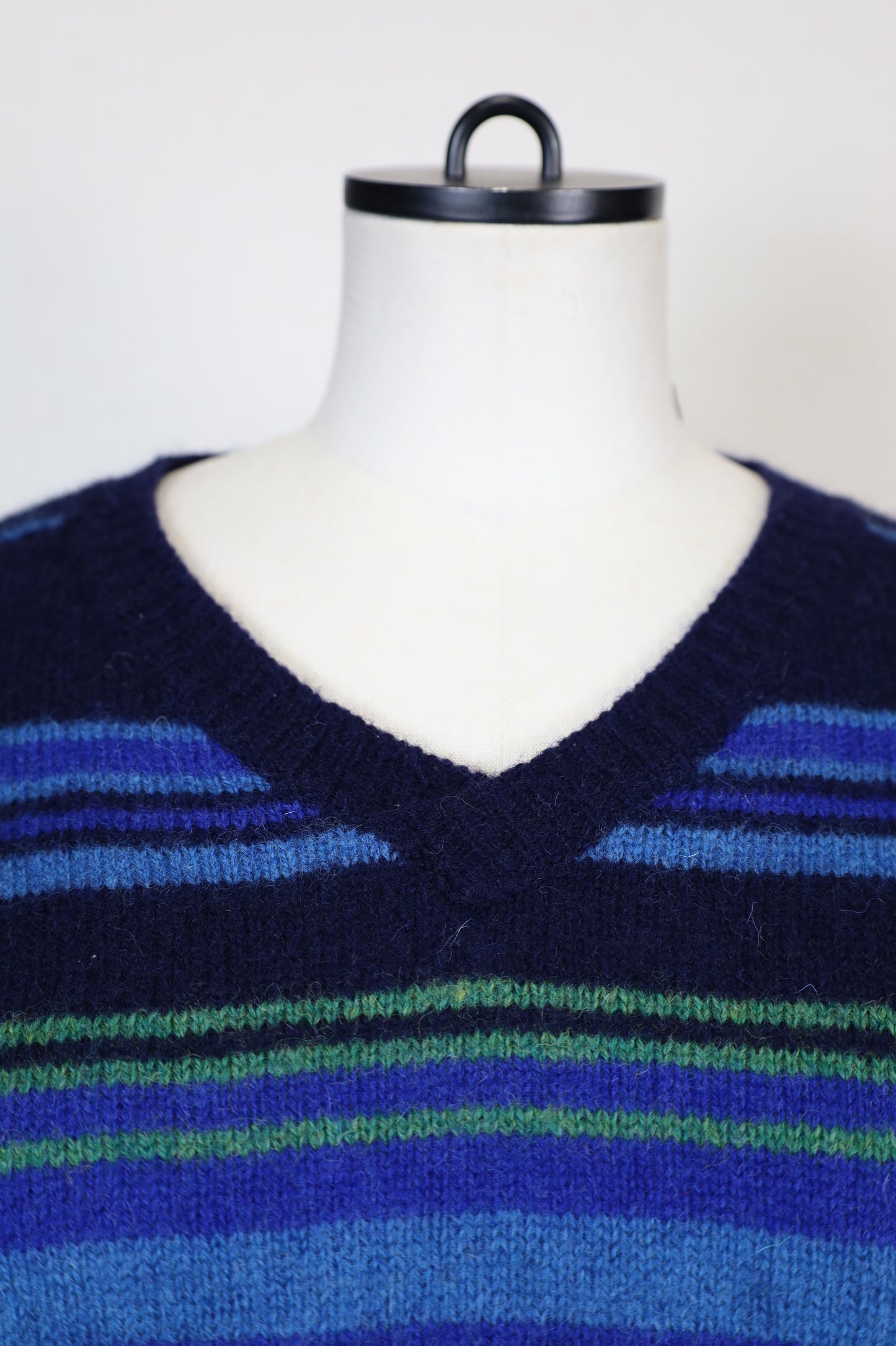 Z506 / 1990's OLD JOHN ASHFORD Border V-neck Knit