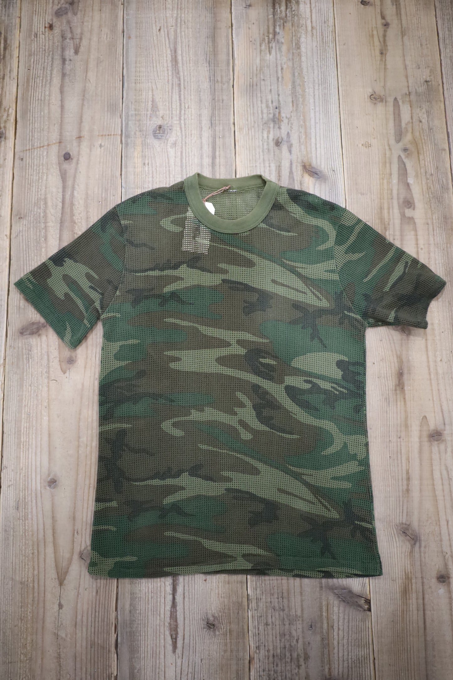 E785 / 1990's UNKNOWN camouflage mesh tee