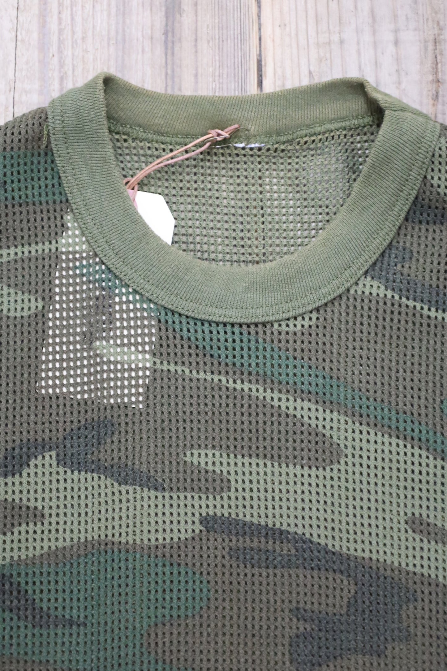 E785 / 1990's UNKNOWN camouflage mesh tee