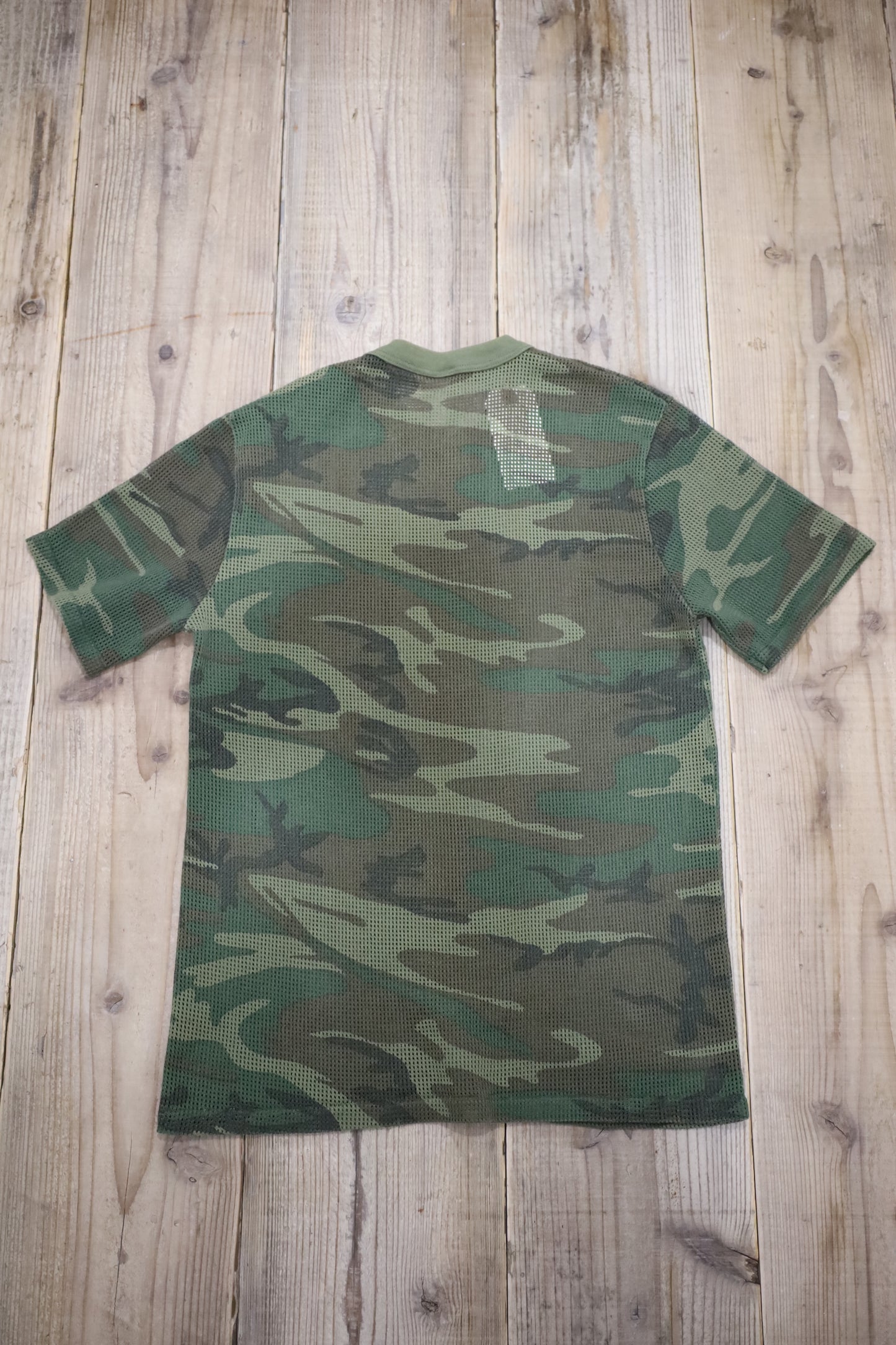 E785 / 1990's UNKNOWN camouflage mesh tee