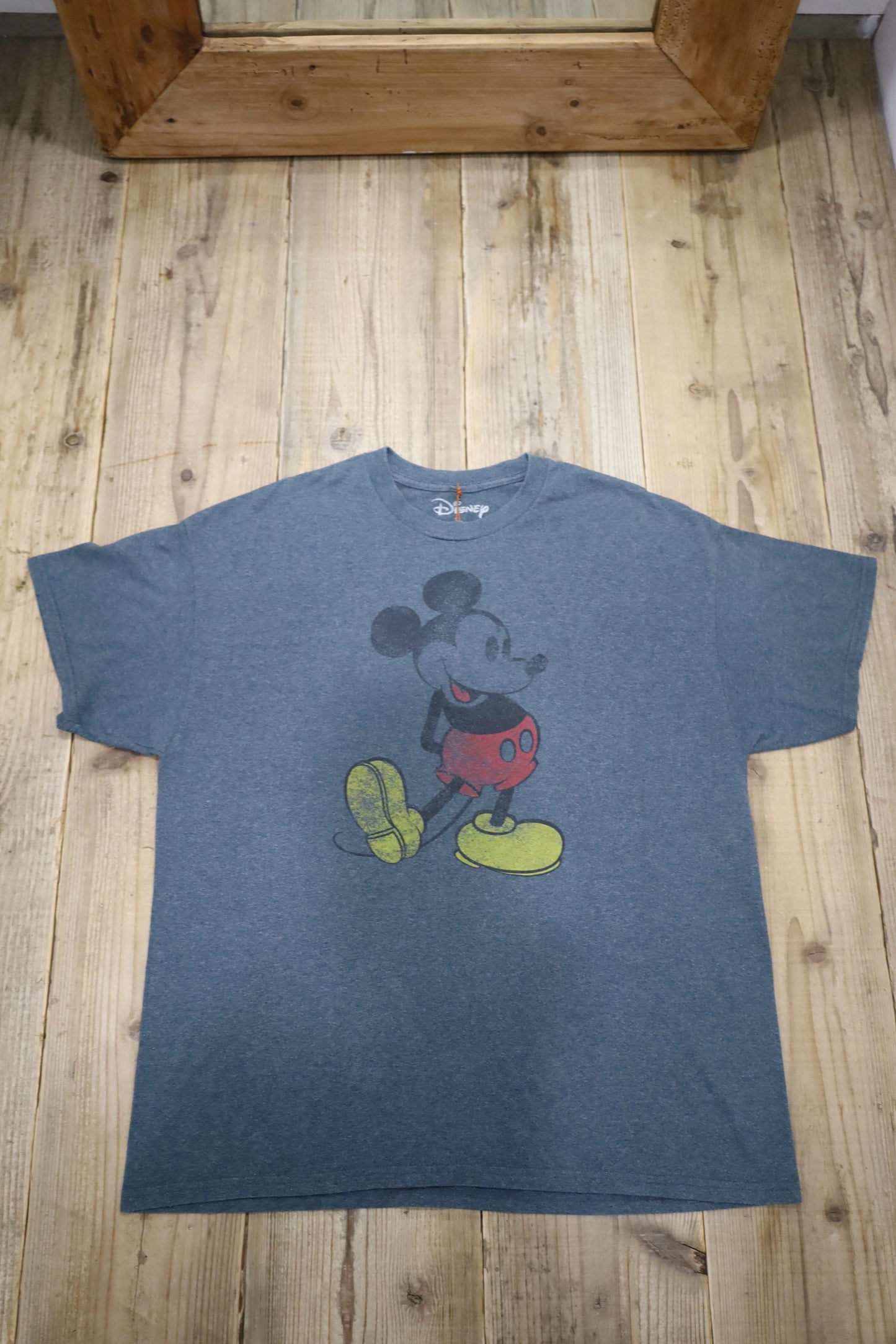 E619 / 2000's Disney mickey print tee