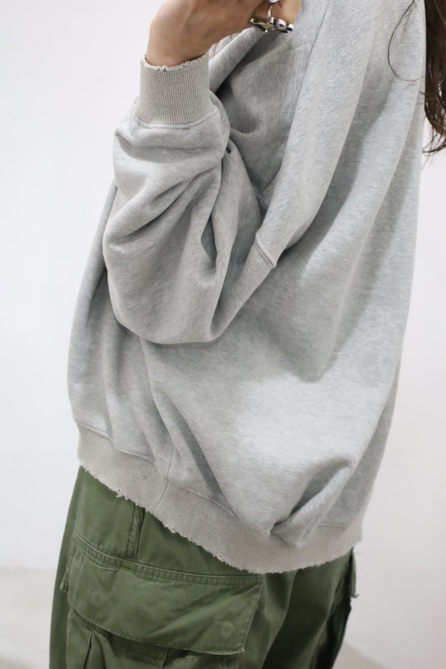 HOWIE crew neck sweat (gray)