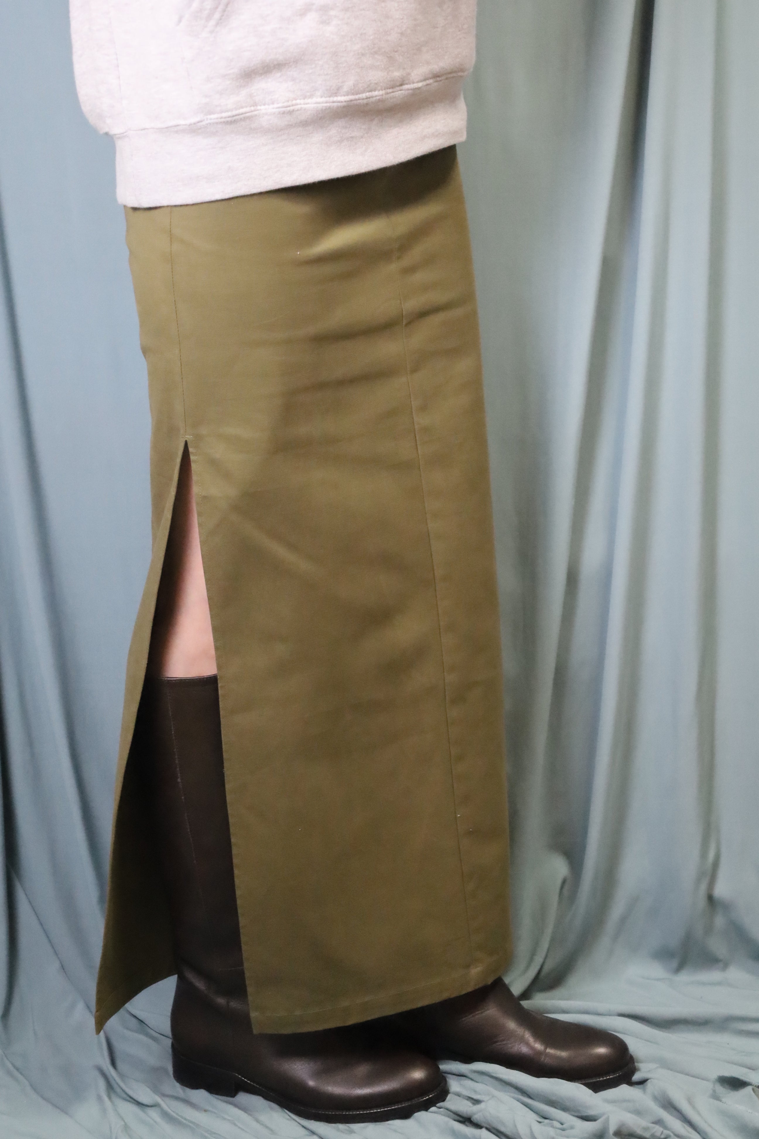 HOWIE SIDE SLIT SKIRT(Khaki) – HOWIE CLOTHING