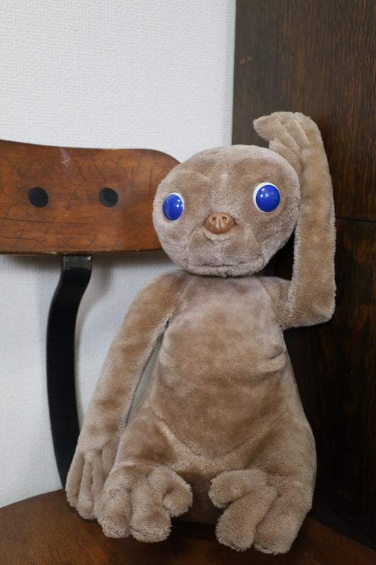 1 / E.T. stuffed toy