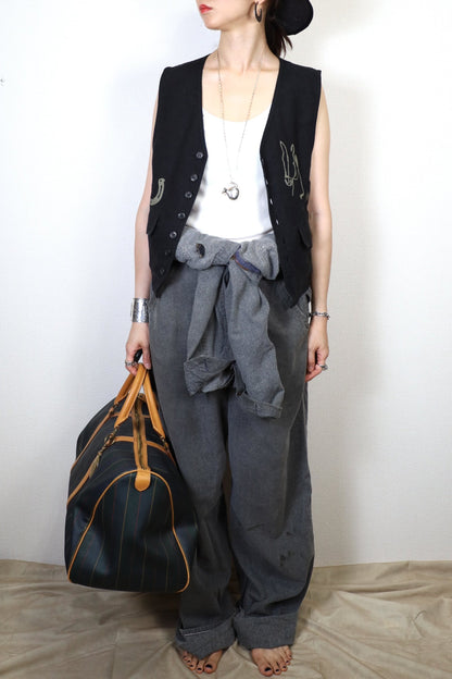 HOWIE embroidery linen vest (black)