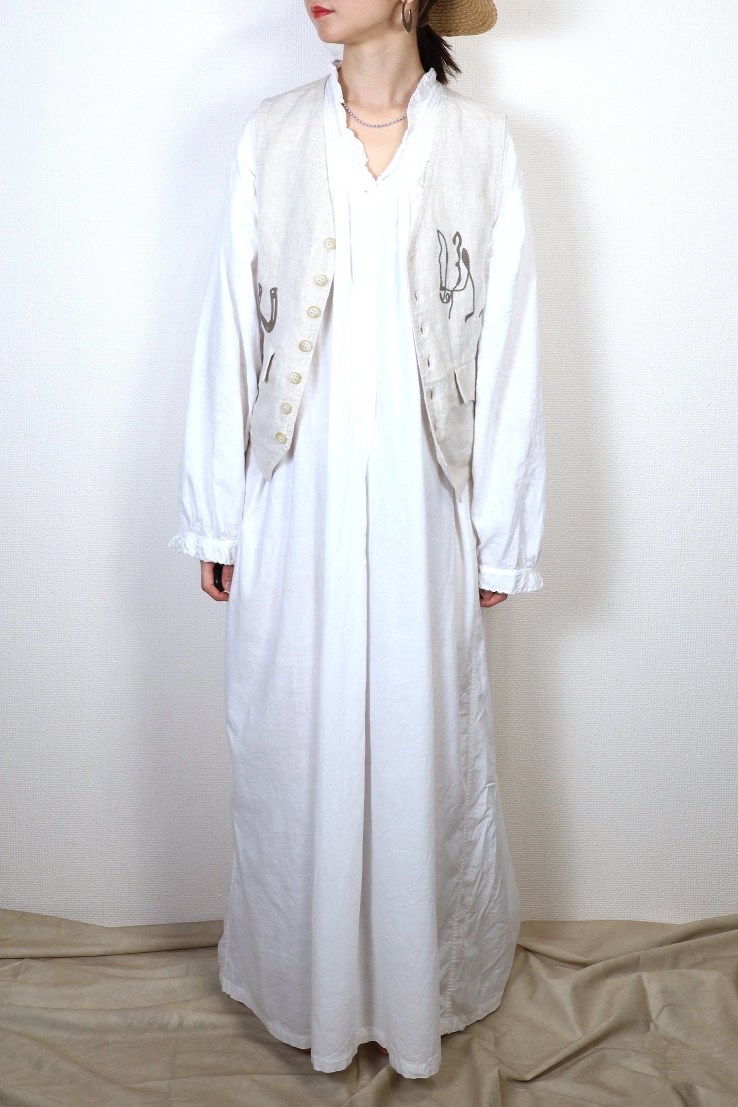 HOWIE embroidery linen vest (beige)