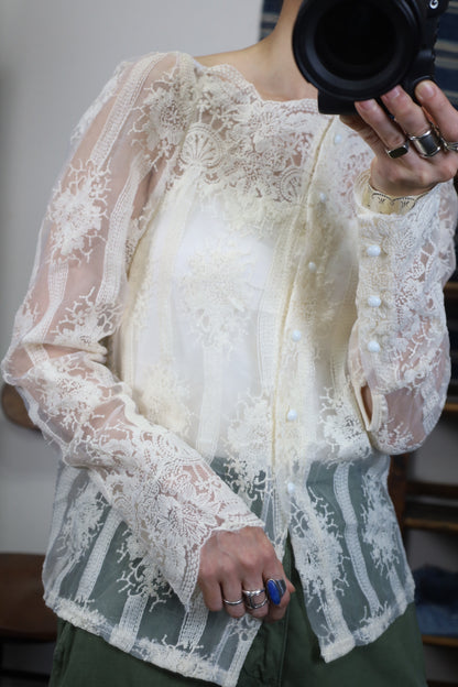 B562 / UNKNOWN lace blouse