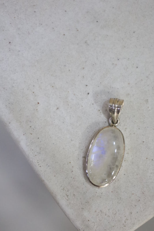 70 / moonstone PENDANT TOP